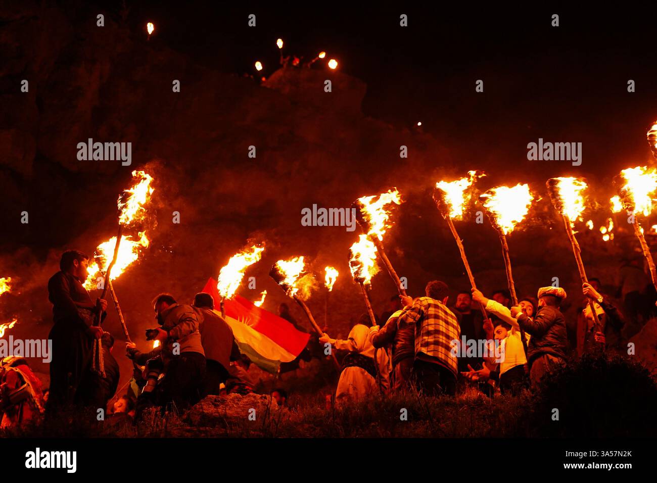 Les Kurdes irakiens portent des torches de feu alors qu’ils célèbrent le jour du Novruz, un festival marquant le premier jour du printemps, nouvel an kurde et persan, dans la ville d’Akre, dans la région du Kurdistan. Nowruz, également connu sous le nom de nouvel an kurde et persan, est une célébration séculaire marquant l'arrivée du printemps et le début de la nouvelle année dans le calendrier persan. Observé par des millions de personnes à travers le moyen-Orient, l'Asie centrale, et au-delà, il symbolise le renouveau, l'espoir, et le triomphe de la lumière sur les ténèbres. Le festival comprend des traditions telles que les réunions de famille, les repas festifs, et la préparation d'un 'Haft-se Banque D'Images Les Kurdes irakiens portent des torches de feu alors qu’ils célèbrent le jour du Novruz, un festival marquant le premier jour du printemps, nouvel an kurde et persan, dans la ville d’Akre, dans la région du Kurdistan. Nowruz, également connu sous le nom de nouvel an kurde et persan, est une célébration séculaire marquant l'arrivée du printemps et le début de la nouvelle année dans le calendrier persan. Observé par des millions de personnes à travers le moyen-Orient, l'Asie centrale, et au-delà, il symbolise le renouveau, l'espoir, et le triomphe de la lumière sur les ténèbres. Le festival comprend des traditions telles que les réunions de famille, les repas festifs, et la préparation d'un 'Haft-se Banque D'Images