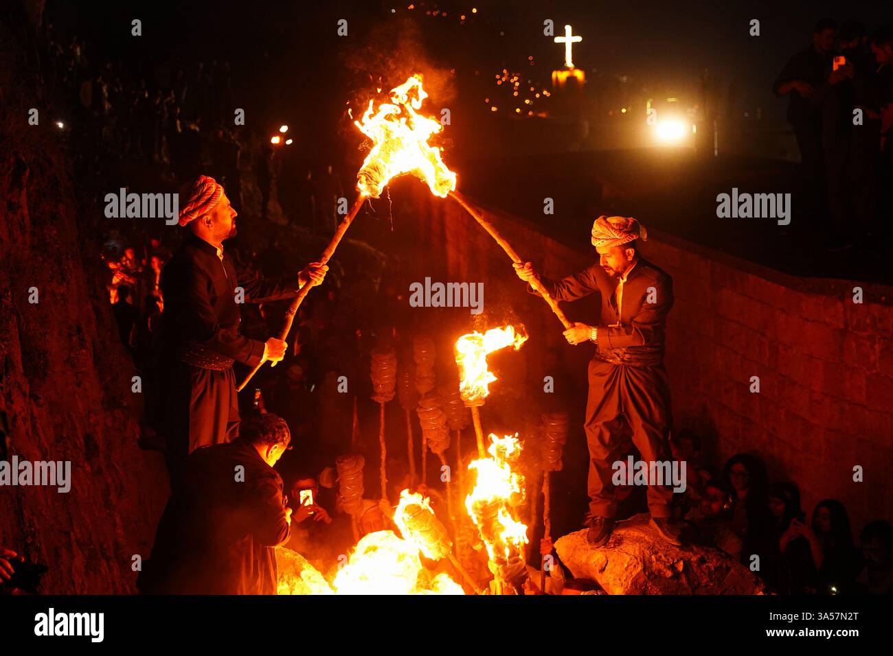 Les Kurdes irakiens portent des torches de feu alors qu’ils célèbrent le jour du Novruz, un festival marquant le premier jour du printemps, nouvel an kurde et persan, dans la ville d’Akre, dans la région du Kurdistan. Nowruz, également connu sous le nom de nouvel an kurde et persan, est une célébration séculaire marquant l'arrivée du printemps et le début de la nouvelle année dans le calendrier persan. Observé par des millions de personnes à travers le moyen-Orient, l'Asie centrale, et au-delà, il symbolise le renouveau, l'espoir, et le triomphe de la lumière sur les ténèbres. Le festival comprend des traditions telles que les réunions de famille, les repas festifs, et la préparation d'un 'Haft-se Banque D'Images Les Kurdes irakiens portent des torches de feu alors qu’ils célèbrent le jour du Novruz, un festival marquant le premier jour du printemps, nouvel an kurde et persan, dans la ville d’Akre, dans la région du Kurdistan. Nowruz, également connu sous le nom de nouvel an kurde et persan, est une célébration séculaire marquant l'arrivée du printemps et le début de la nouvelle année dans le calendrier persan. Observé par des millions de personnes à travers le moyen-Orient, l'Asie centrale, et au-delà, il symbolise le renouveau, l'espoir, et le triomphe de la lumière sur les ténèbres. Le festival comprend des traditions telles que les réunions de famille, les repas festifs, et la préparation d'un 'Haft-se Banque D'Images