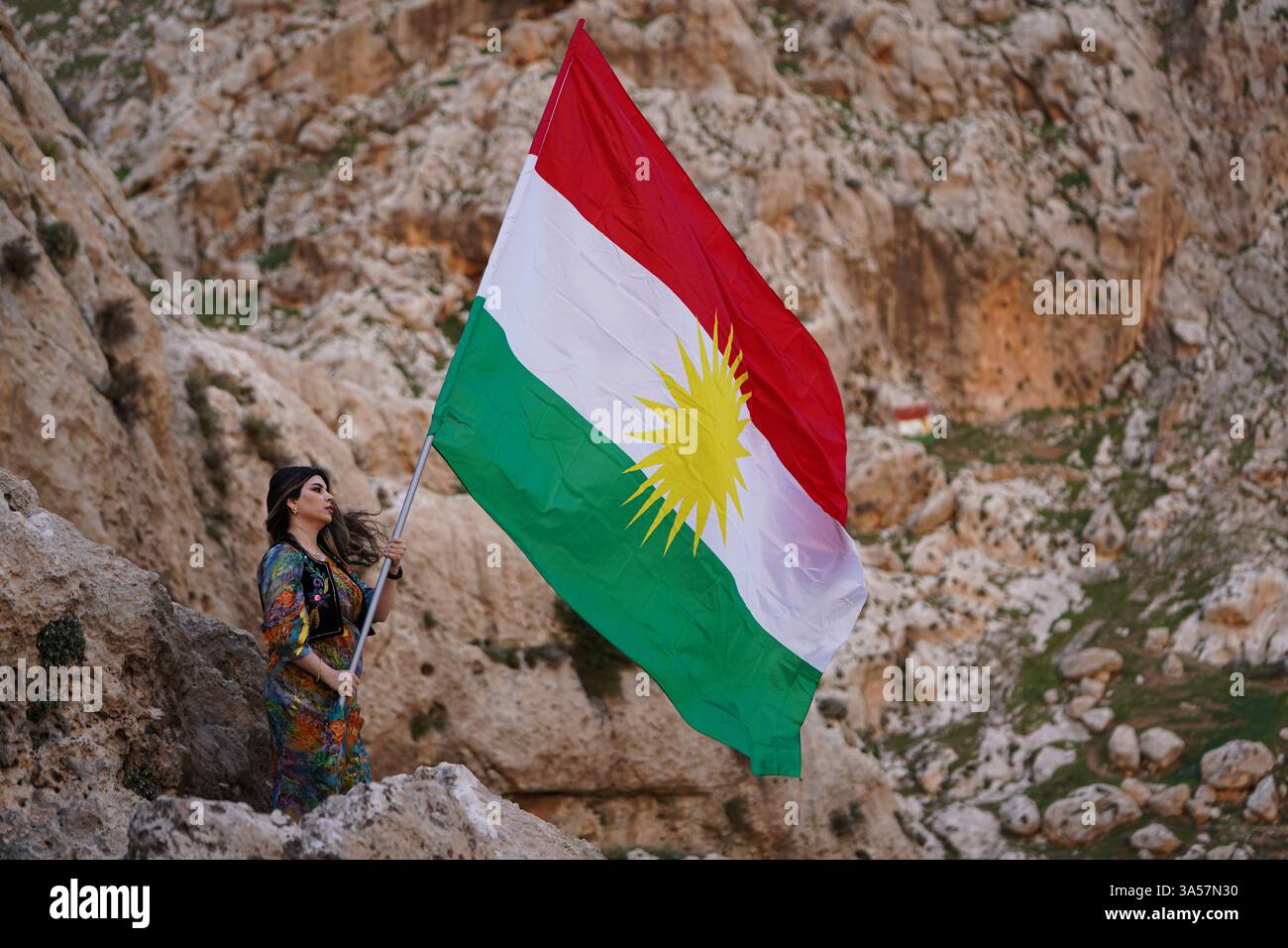 Une femme kurde irakienne agite un drapeau du Kurdistan lors des célébrations du jour du Novruz, un festival marquant le premier jour du printemps, nouvel an kurde et persan, dans la ville d'Akre, dans la région du Kurdistan. Nowruz, également connu sous le nom de nouvel an kurde et persan, est une célébration séculaire marquant l'arrivée du printemps et le début de la nouvelle année dans le calendrier persan. Observé par des millions de personnes à travers le moyen-Orient, l'Asie centrale, et au-delà, il symbolise le renouveau, l'espoir, et le triomphe de la lumière sur les ténèbres. Le festival comprend des traditions telles que les réunions de famille, les repas festifs et la Prepa Banque D'Images Une femme kurde irakienne agite un drapeau du Kurdistan lors des célébrations du jour du Novruz, un festival marquant le premier jour du printemps, nouvel an kurde et persan, dans la ville d'Akre, dans la région du Kurdistan. Nowruz, également connu sous le nom de nouvel an kurde et persan, est une célébration séculaire marquant l'arrivée du printemps et le début de la nouvelle année dans le calendrier persan. Observé par des millions de personnes à travers le moyen-Orient, l'Asie centrale, et au-delà, il symbolise le renouveau, l'espoir, et le triomphe de la lumière sur les ténèbres. Le festival comprend des traditions telles que les réunions de famille, les repas festifs et la Prepa Banque D'Images
