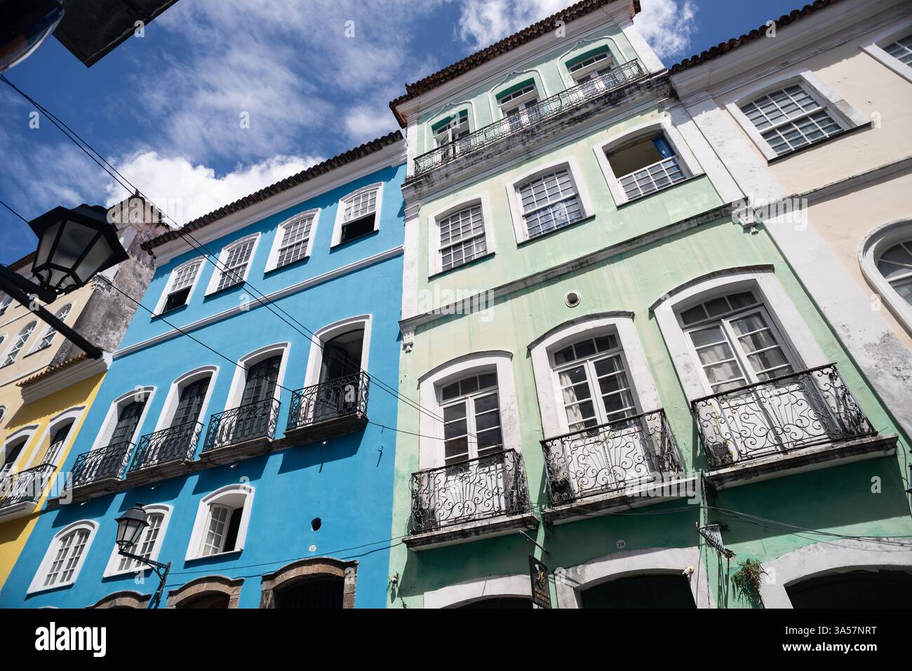Salvador, Bahia, Brésil - 15 février 2025 : vue d'en haut des façades des maisons coloniales à Largo do Pelourinho, centre historique de la ville de Banque D'Images