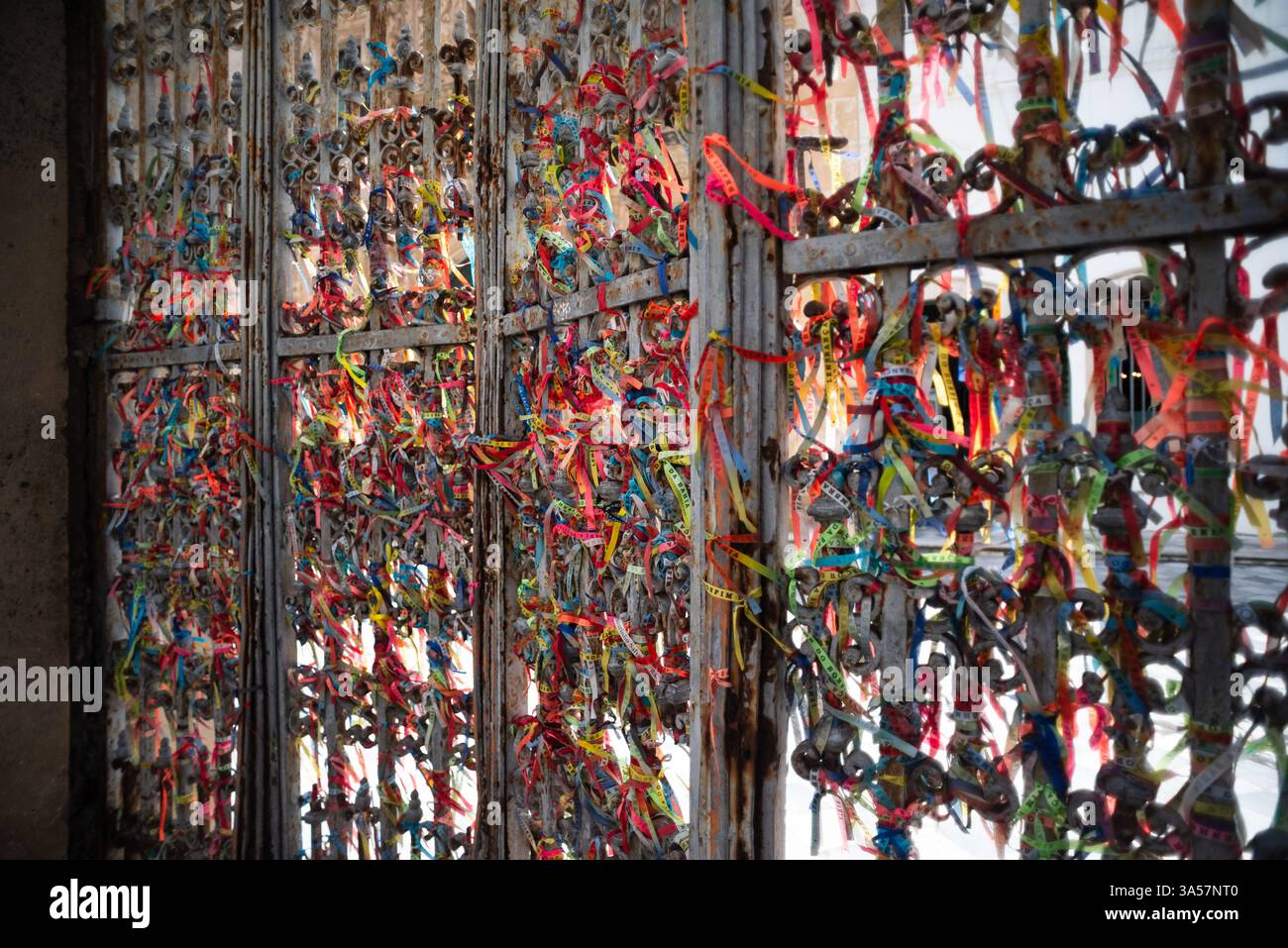 Salvador, Bahia, Brésil - 15 février 2025 : vue d'une porte de fer recouverte de rubans du souvenir à Pelourinho, ville de Salvador, Brésil. Banque D'Images