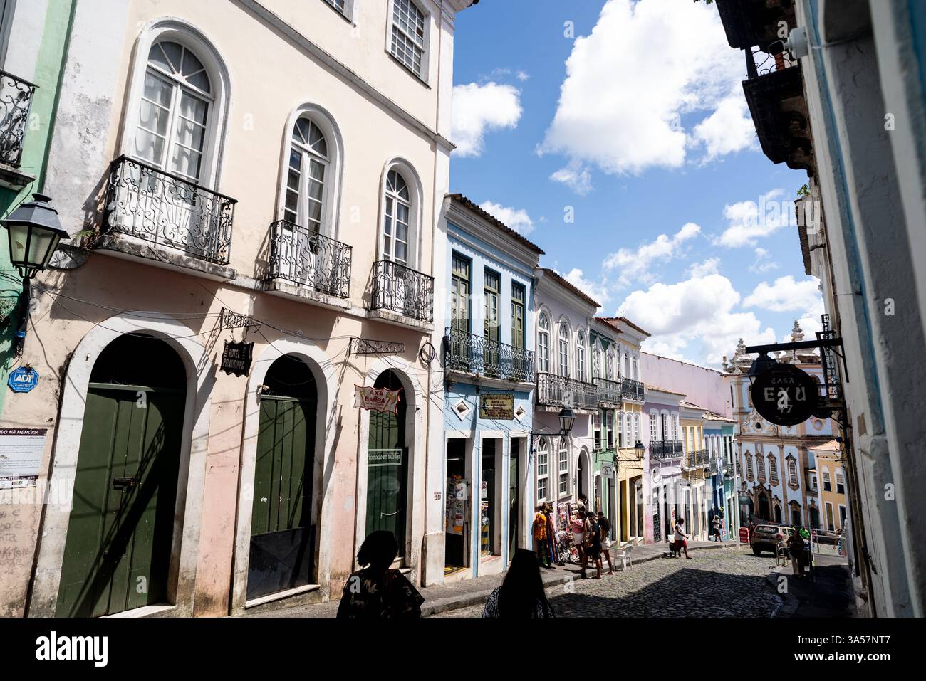 Salvador, Bahia, Brésil - 15 février 2025 : vue d'en haut des façades des maisons coloniales à Largo do Pelourinho, centre historique de la ville de Banque D'Images