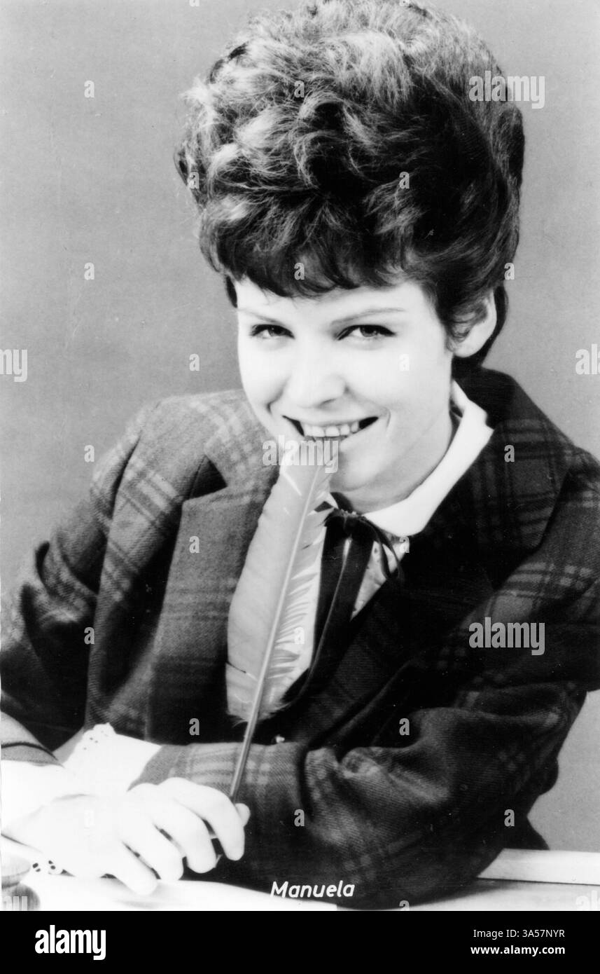 Une carte postale antique mettant en vedette la chanteuse allemande Manuela, publiée en Allemagne, vers les années 1950 USAGE ÉDITORIAL EXCLUSIF Banque D'Images