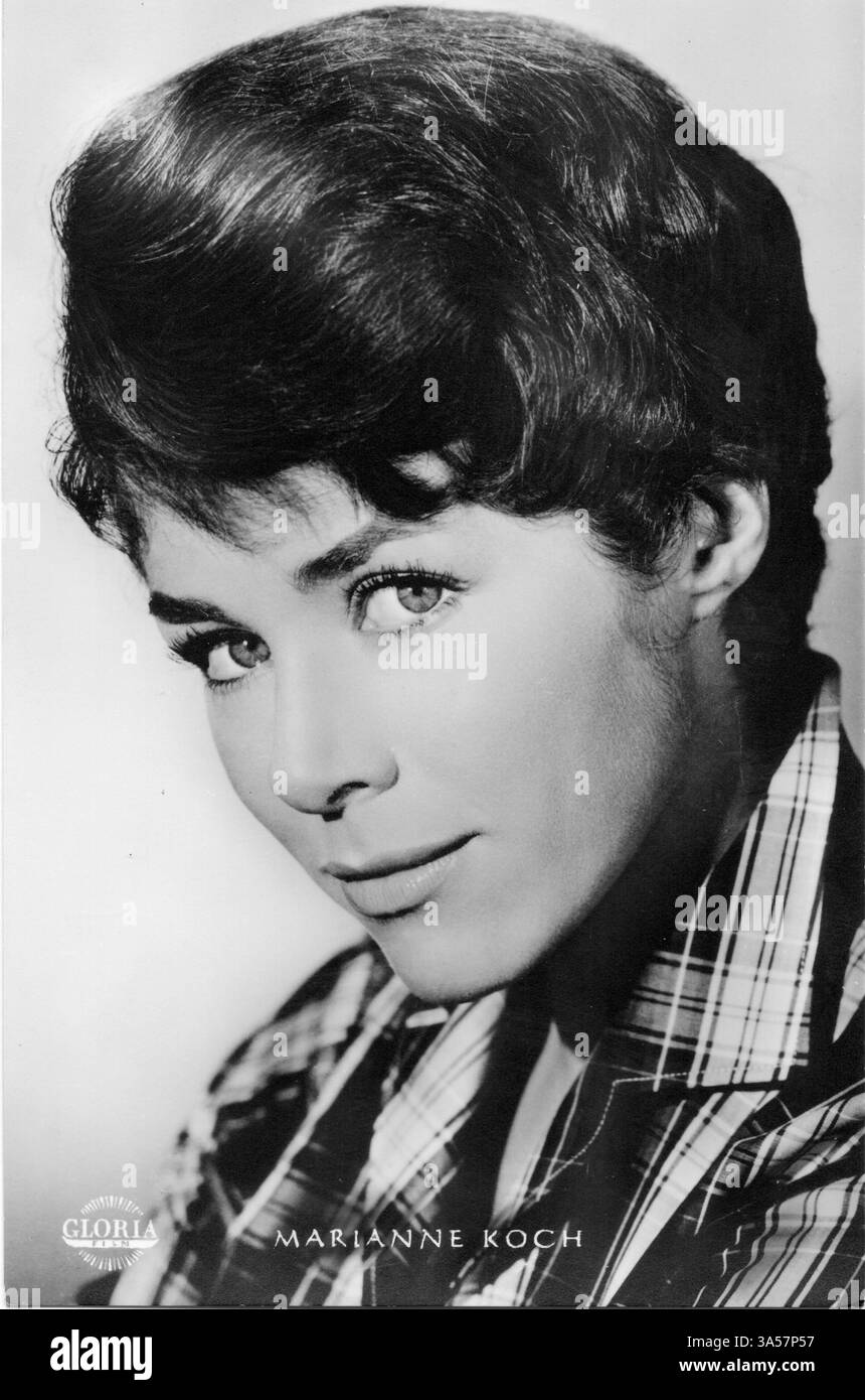 Une carte postale antique mettant en vedette l'actrice allemande Marianne Koch, publiée en Allemagne, vers les années 1960 Marianne Koch est surtout connue pour ses rôles dans l'aventure Banque D'Images