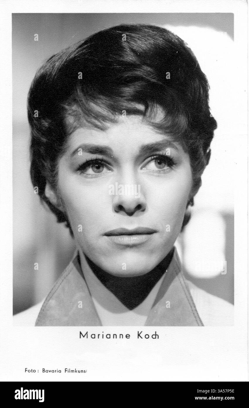 Une carte postale antique mettant en vedette l'actrice allemande Marianne Koch, publiée en Allemagne, vers les années 1960 Marianne Koch est surtout connue pour ses rôles dans l'aventure Banque D'Images