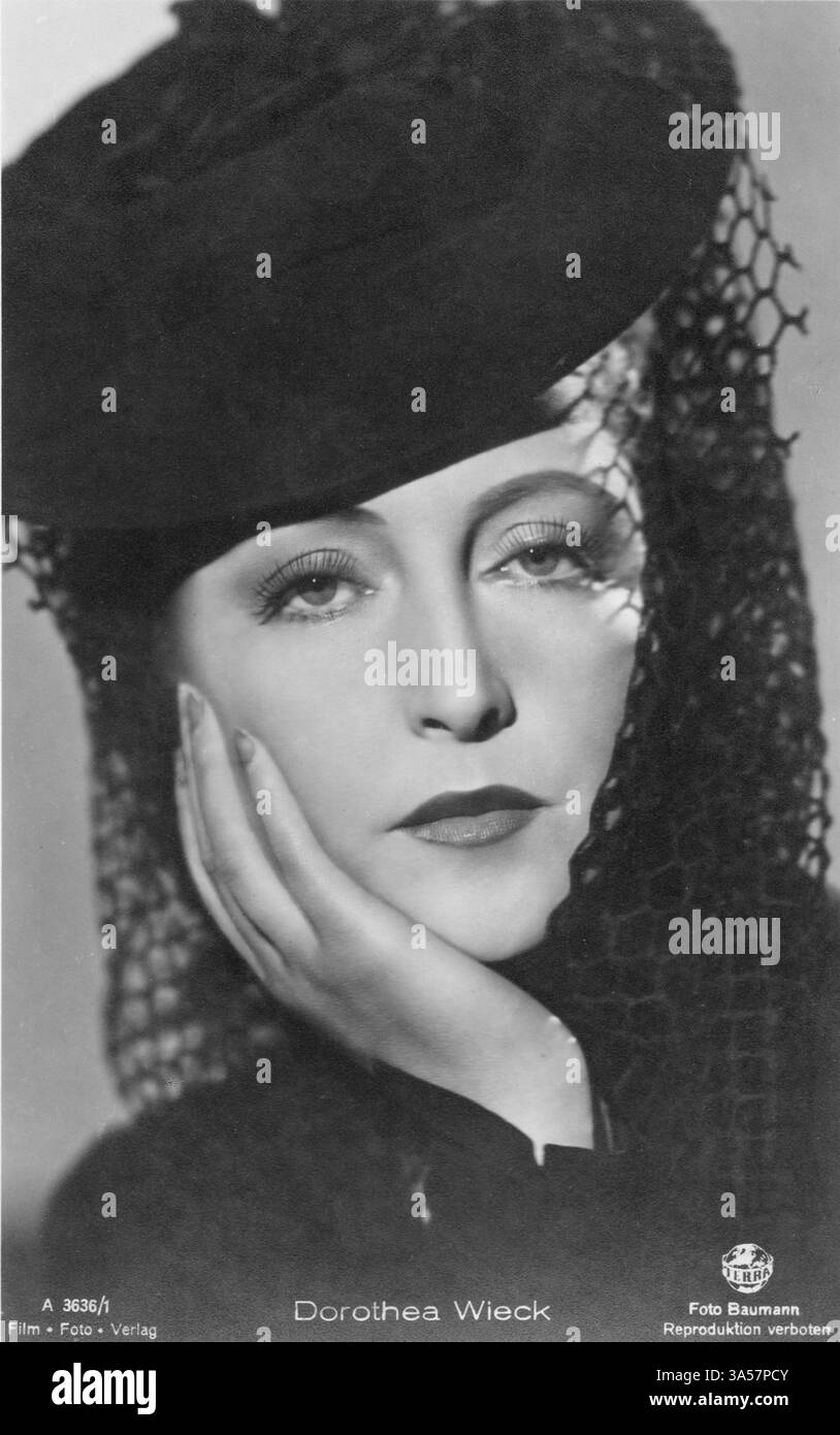 Une carte postale antique mettant en vedette Dorothea Wieck, actrice de théâtre et de cinéma allemande, publiée en Allemagne, vers les années 1950 USAGE ÉDITORIAL EXCLUSIF Banque D'Images