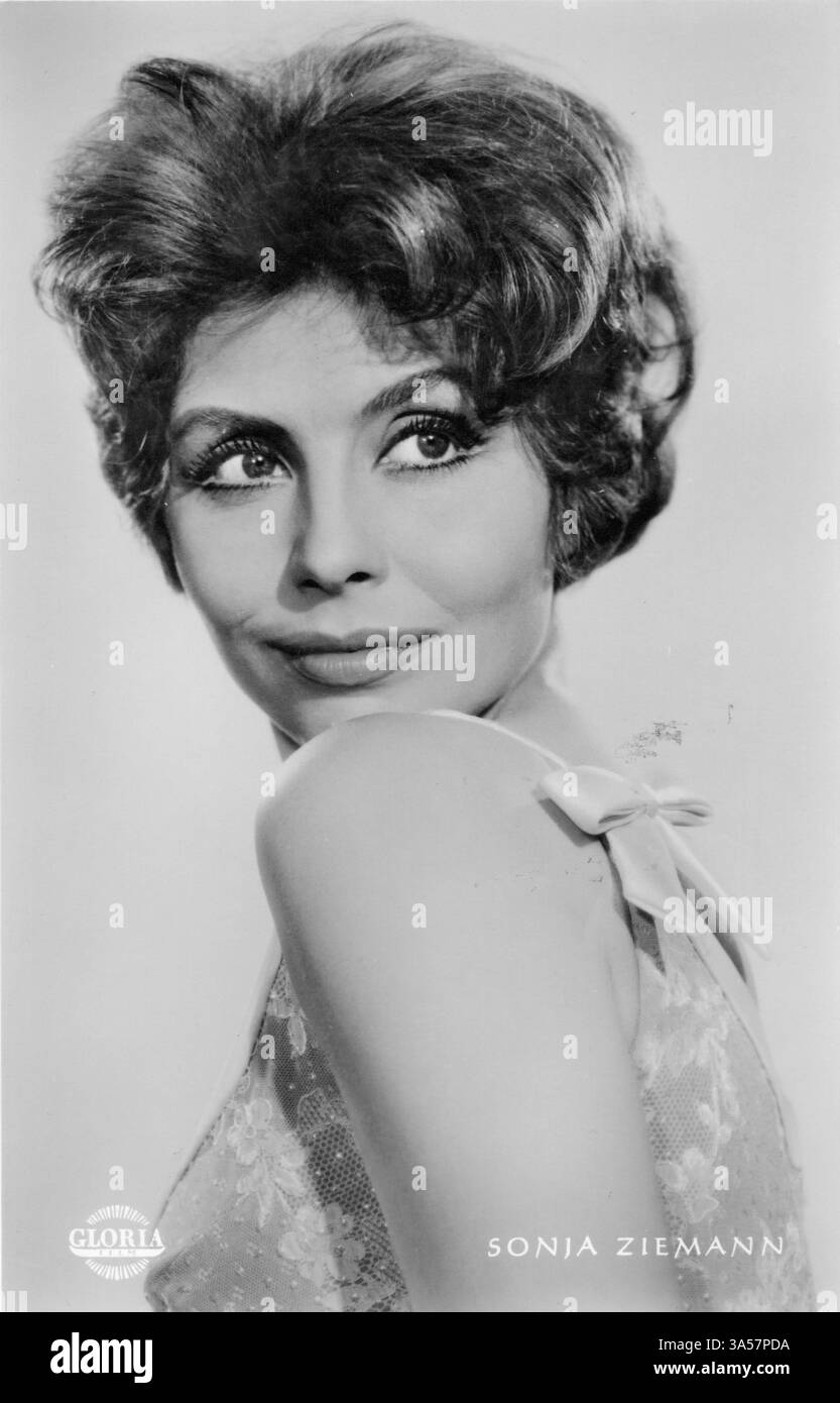 Une carte postale antique mettant en vedette l'actrice, danseuse et chanteuse allemande Sonja Ziemann, publiée en Allemagne, vers les années 1950 USAGE ÉDITORIAL EXCLUSIF Banque D'Images
