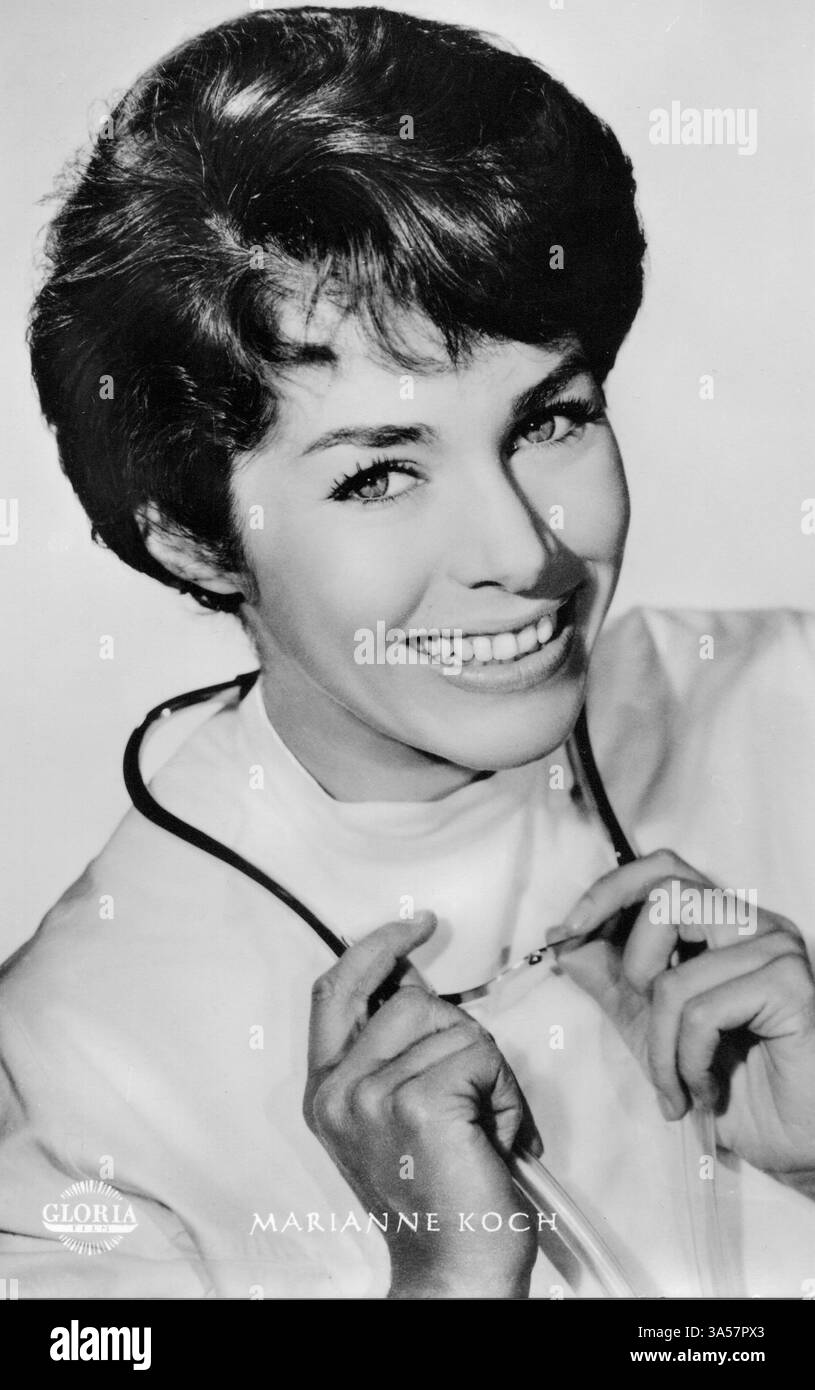 Une carte postale antique mettant en vedette l'actrice allemande Marianne Koch, publiée en Allemagne, vers les années 1960 Marianne Koch est surtout connue pour ses rôles dans l'aventure Banque D'Images