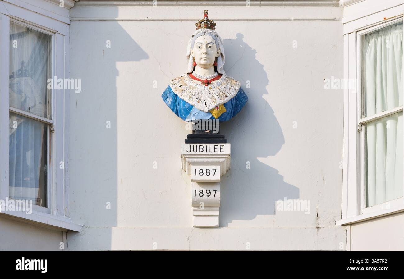 Buste, de la reine Victoria et de son Jubilé, sur l'hôtel Fairhaven sur la promenade de Weymouth, Dorset. Angleterre. Banque D'Images