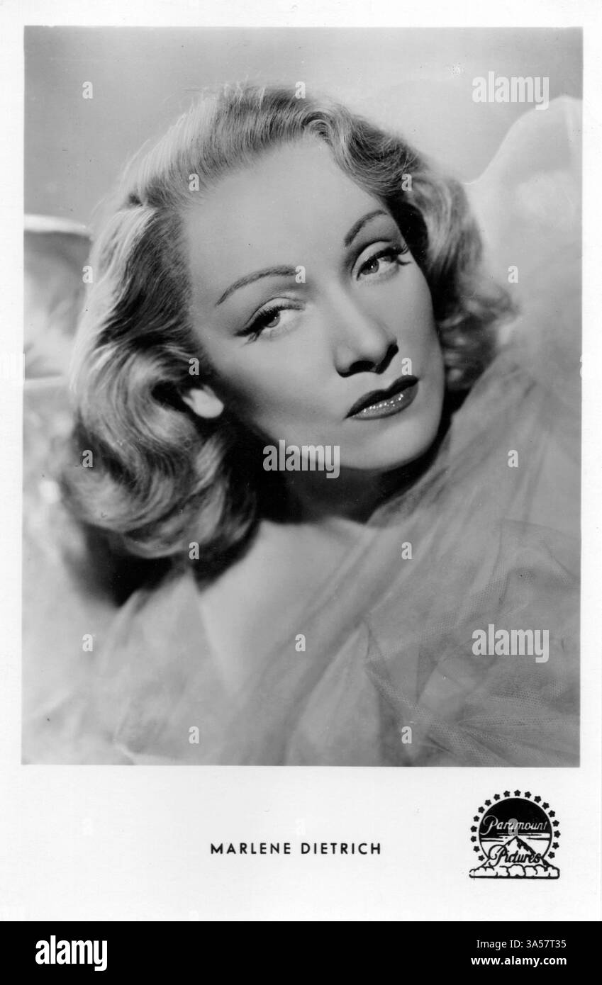 Une carte postale antique mettant en vedette l'actrice allemande et américaine Mariene Dietrich, publiée en Allemagne, vers les années 1950 Maria Magdalena Dietrich est une an allemande Banque D'Images