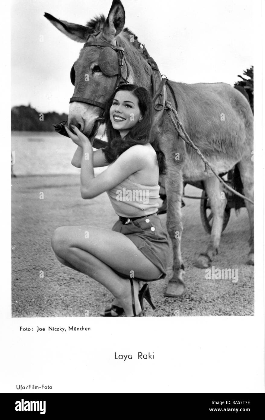 Une carte postale antique mettant en vedette la danseuse allemande et actrice de cinéma Laya Raki, publiée en Allemagne, vers les années 1950 Elle est également devenue une star internationale throu Banque D'Images