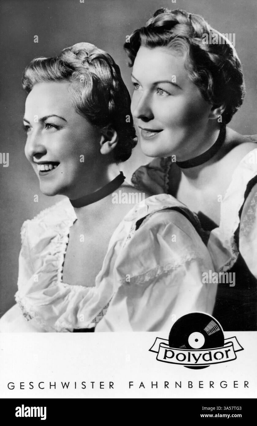 Une carte postale antique mettant en vedette le duo vocal allemand The Farnberger Sisters, publiée en Allemagne, vers les années 1950 Les Farnberger Sisters étaient un duo composé Banque D'Images