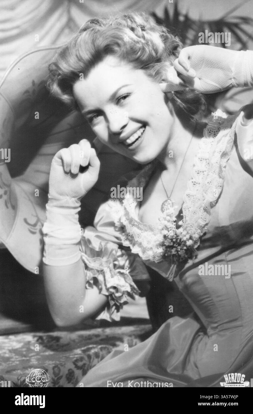 Une carte postale antique mettant en vedette l'actrice allemande de théâtre, de cinéma et de télévision Eva Anna Kotthaus , publiée en Allemagne, vers les années 1950 USAGE ÉDITORIAL EXCLUSIF Banque D'Images
