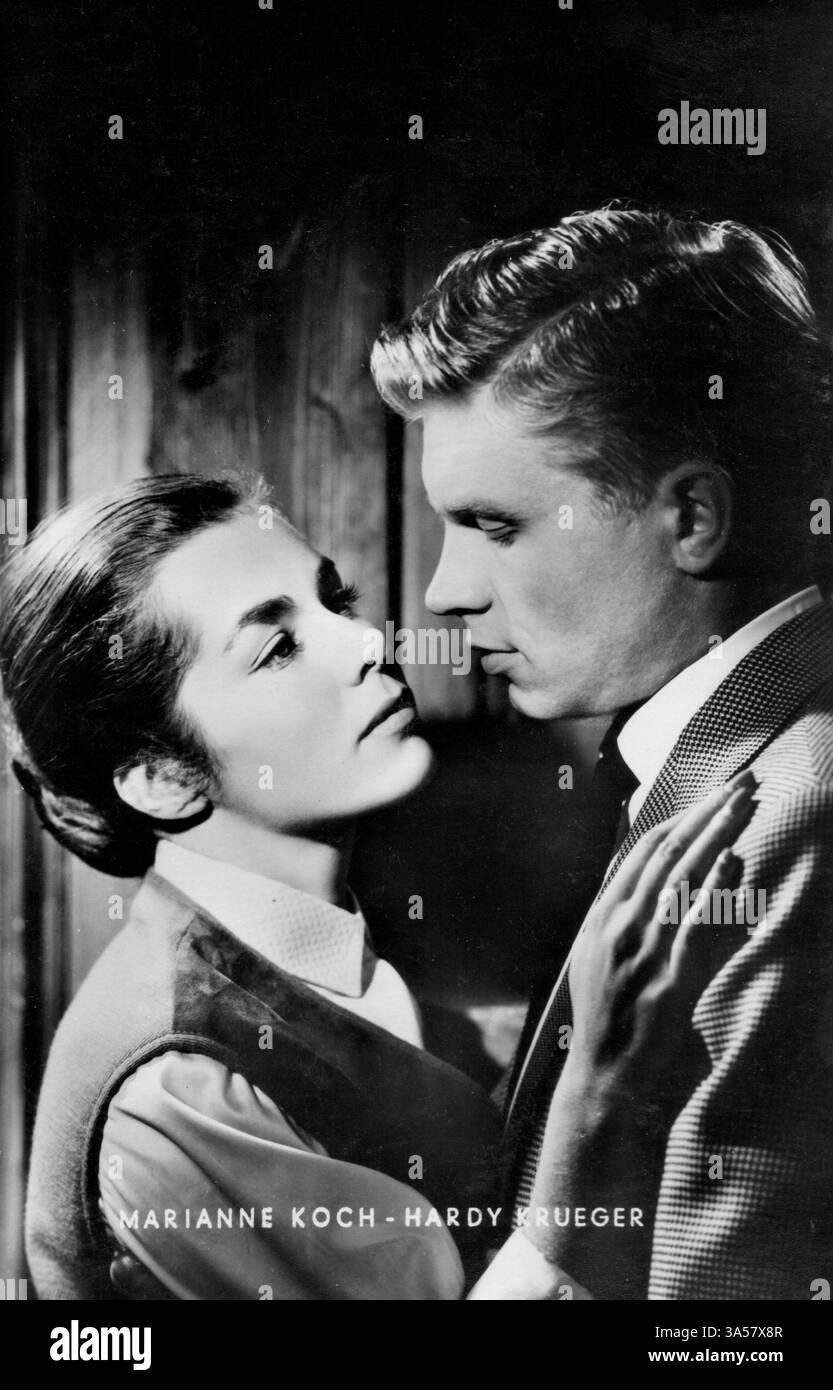 Une carte postale antique mettant en vedette les acteurs allemands Marianne Koch et Hardy Krüger, publiée en Allemagne, vers les années 1950 USAGE ÉDITORIAL EXCLUSIF Banque D'Images