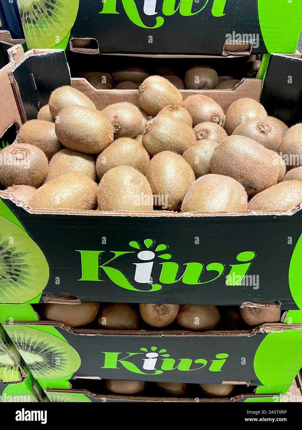 kiwi, caisse en carton, fruits, entrepôt, stockage, caisse, nourriture, approvisionnement, produits, agriculture, approvisionnement alimentaire, stockage des fruits, distribution, chaîne d'approvisionnement Banque D'Images