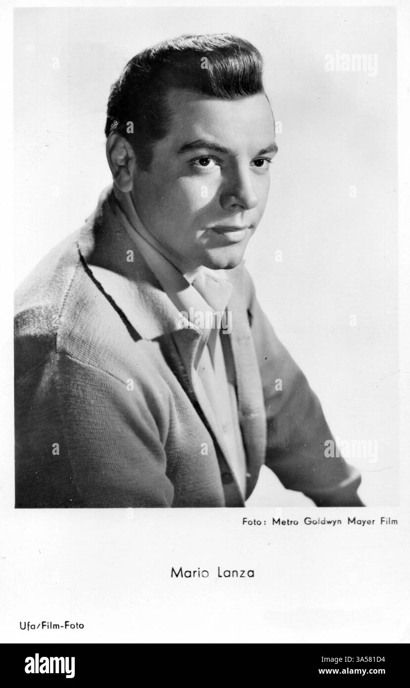 Une carte postale antique mettant en vedette le chanteur et acteur américain Mario Lanza, publiée en Allemagne, vers les années 1950 USAGE ÉDITORIAL EXCLUSIF Banque D'Images