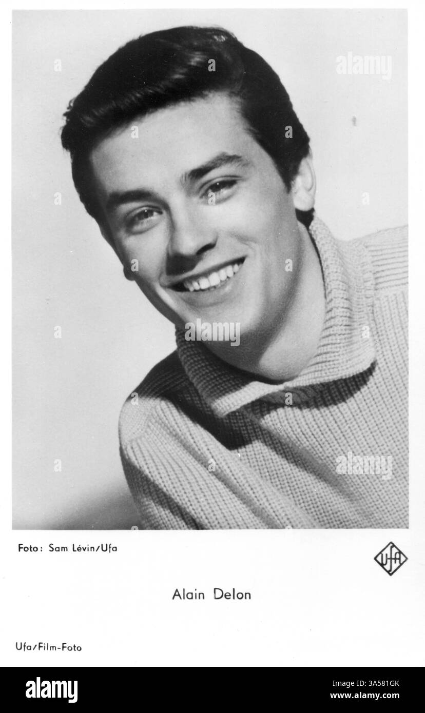 Une carte postale antique mettant en vedette le théâtre français et acteur de cinéma, réalisateur, scénariste et producteur Alain Delon, publiée en Allemagne vers les années 1960 Banque D'Images