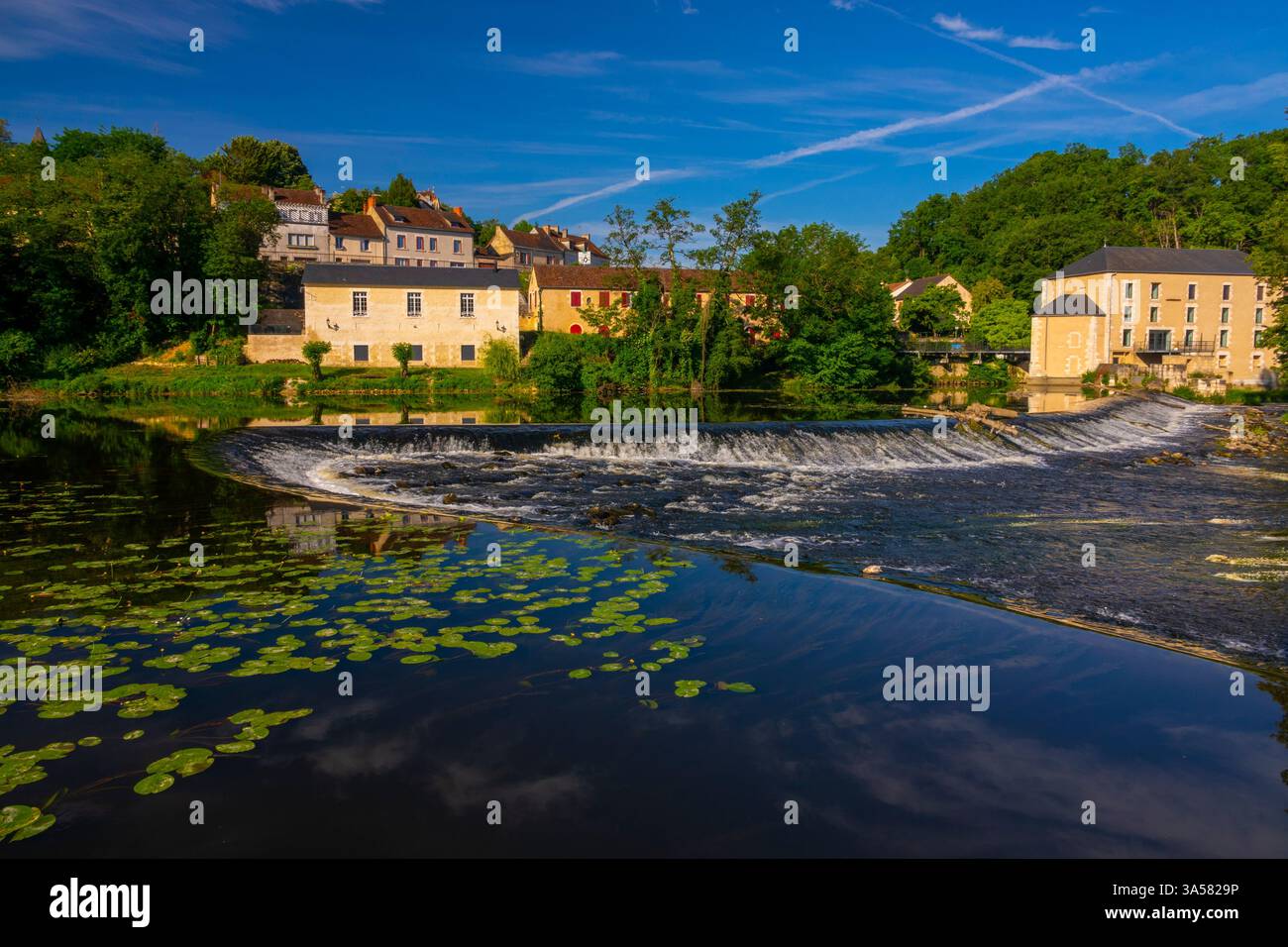 France, IIndre (36), le Blanc, rivière la creuse, à droite la filature transformée en salle de spectacle et d'exposition Banque D'Images