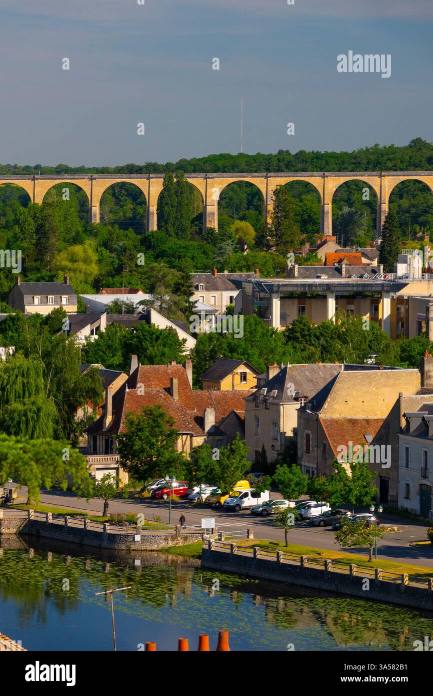 rivière se et ville basse, en arrière-plan l'ancien viaduc ferroviaire converti en voie verte Banque D'Images