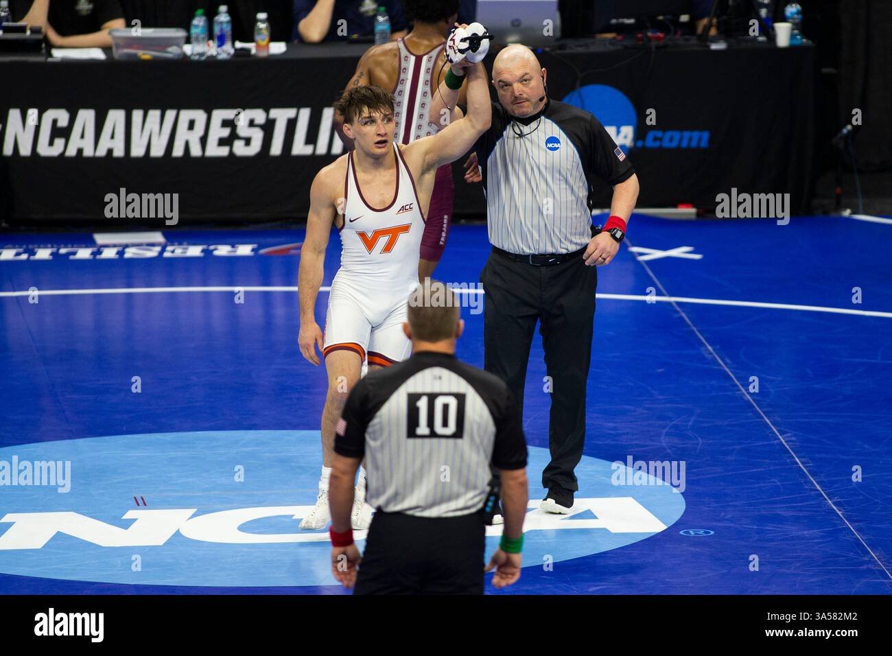 Philadelphie, Pennsylvanie, États-Unis. 21 mars 2025. CALEB HENSON, lutteur de Virginia Tech, bat JORDAN WILLIAMS de Little Rock lors d'un match de quart de finale de 149 livres lors de la troisième session des championnats de division I de la NCAA 2025 au Wells Fargo Center à Philadelphie, en Pennsylvanie. (Crédit image : © Daniel McGregor-Huyer/ZUMA Press Wire) USAGE ÉDITORIAL SEULEMENT ! Non destiné à UN USAGE commercial ! Banque D'Images