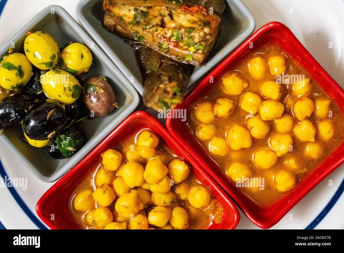 Plat avec pois chiches, olives et aubergines, tapa marocaine typique, Tanger, Maroc, Afrique du Nord Banque D'Images
