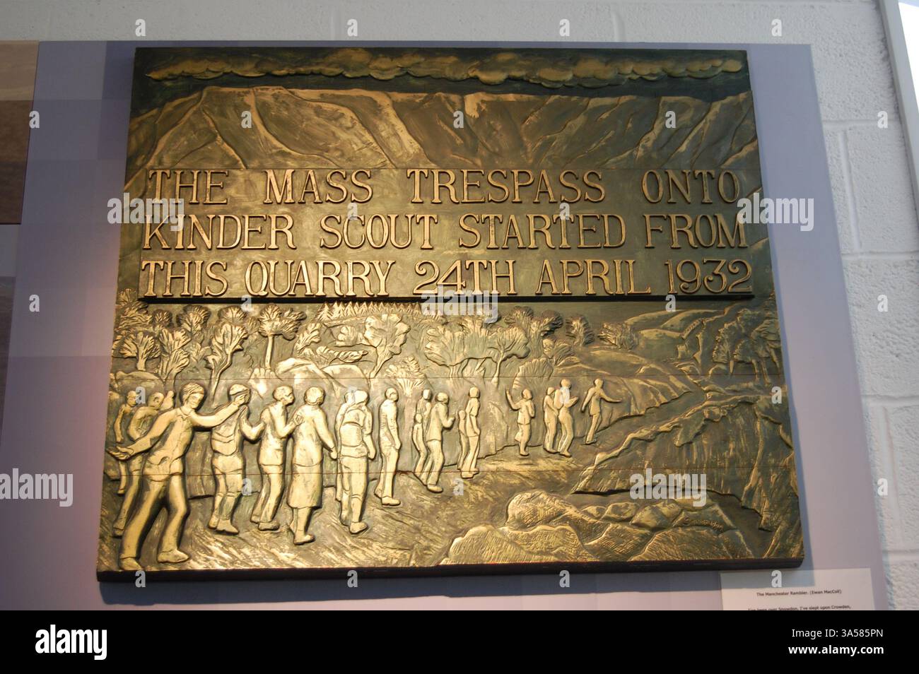 Reproduction de la plaque commémorative originale d'intrusion massive, Moorland Centre, Edale, Peak District, Derbyshire, ROYAUME-UNI Banque D'Images