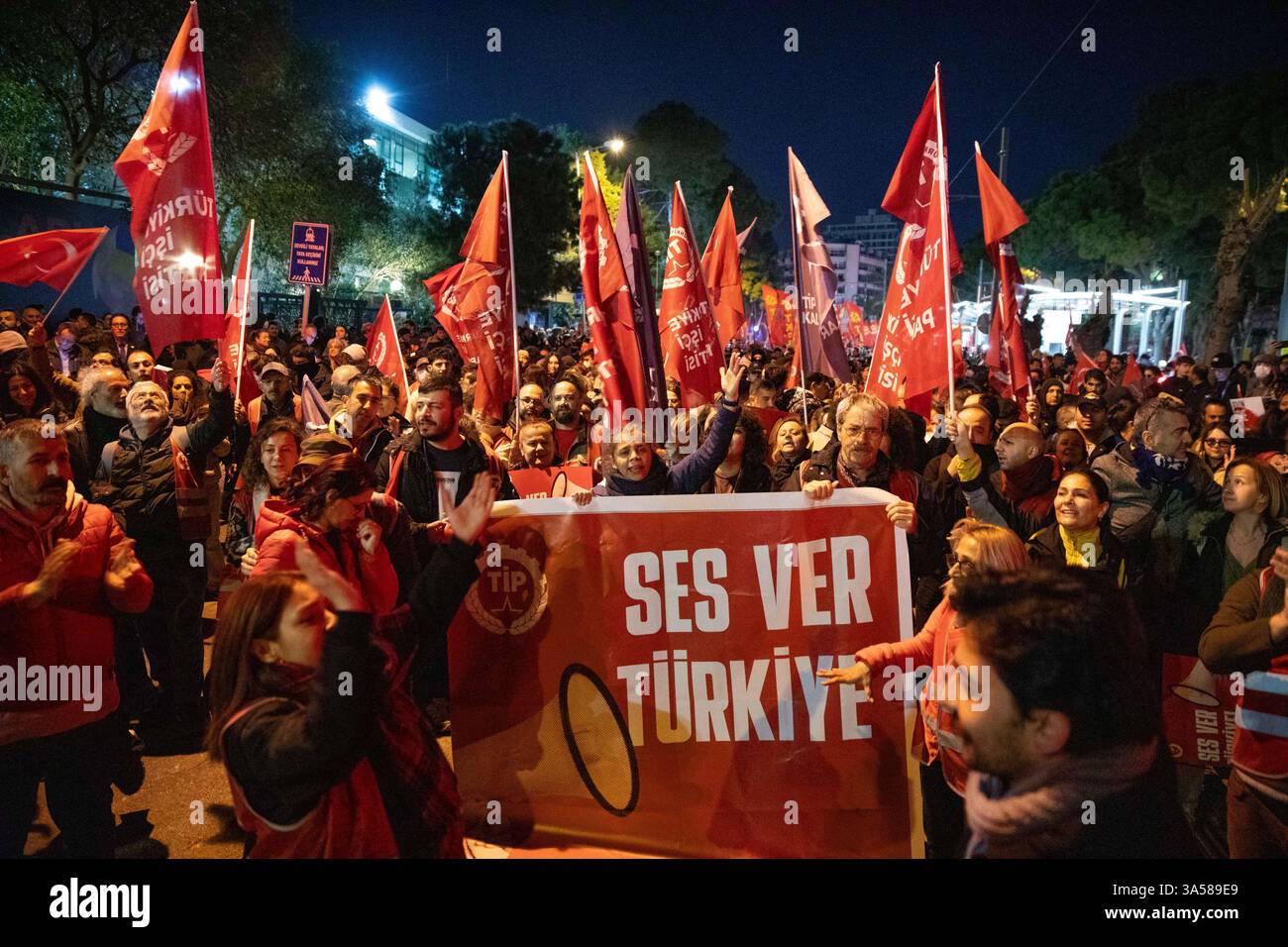 21 mars 2025 : IZMIR, TURQUIE - 21 MARS 2025 : à Izmir, la troisième plus grande ville de Turquie, une foule nombreuse s'est rassemblée sur la place Lozan pour une marche de protestation, répondant à un appel de la direction provinciale du Parti républicain du peuple (CHP). Alors que le maire de la municipalité métropolitaine d'Istanbul, Ekrem Imamoglu, est toujours détenu pour la troisième journée, les manifestations se poursuivent dans tout le pays. (Crédit image : © Tolga Ildun/ZUMA Press Wire) USAGE ÉDITORIAL SEULEMENT ! Non destiné à UN USAGE commercial ! Banque D'Images