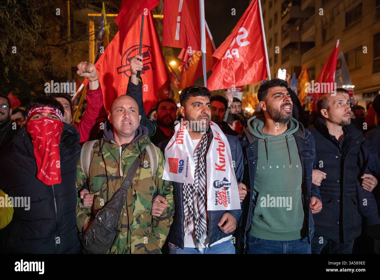 21 mars 2025 : IZMIR, TURQUIE - 21 MARS 2025 : à Izmir, la troisième plus grande ville de Turquie, une foule nombreuse s'est rassemblée sur la place Lozan pour une marche de protestation, répondant à un appel de la direction provinciale du Parti républicain du peuple (CHP). Alors que le maire de la municipalité métropolitaine d'Istanbul, Ekrem Imamoglu, est toujours détenu pour la troisième journée, les manifestations se poursuivent dans tout le pays. (Crédit image : © Tolga Ildun/ZUMA Press Wire) USAGE ÉDITORIAL SEULEMENT ! Non destiné à UN USAGE commercial ! Banque D'Images