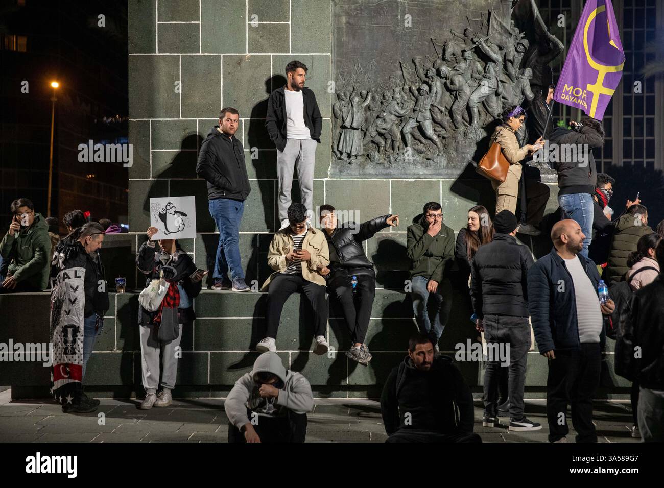 21 mars 2025 : IZMIR, TURQUIE - 21 MARS 2025 : à Izmir, la troisième plus grande ville de Turquie, une foule nombreuse s'est rassemblée sur la place Lozan pour une marche de protestation, répondant à un appel de la direction provinciale du Parti républicain du peuple (CHP). Alors que le maire de la municipalité métropolitaine d'Istanbul, Ekrem Imamoglu, est toujours détenu pour la troisième journée, les manifestations se poursuivent dans tout le pays. (Crédit image : © Tolga Ildun/ZUMA Press Wire) USAGE ÉDITORIAL SEULEMENT ! Non destiné à UN USAGE commercial ! Banque D'Images