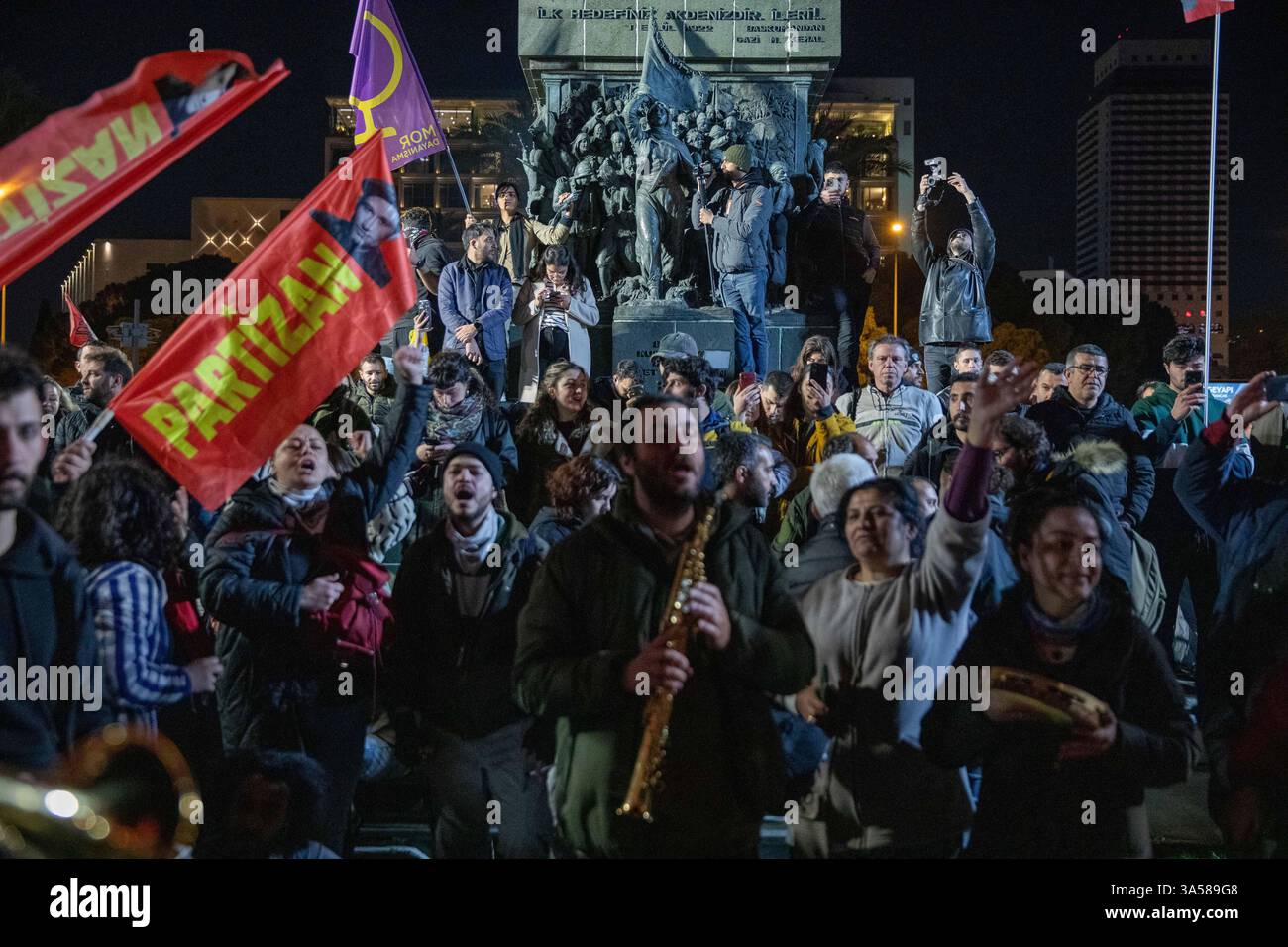 21 mars 2025 : IZMIR, TURQUIE - 21 MARS 2025 : à Izmir, la troisième plus grande ville de Turquie, une foule nombreuse s'est rassemblée sur la place Lozan pour une marche de protestation, répondant à un appel de la direction provinciale du Parti républicain du peuple (CHP). Alors que le maire de la municipalité métropolitaine d'Istanbul, Ekrem Imamoglu, est toujours détenu pour la troisième journée, les manifestations se poursuivent dans tout le pays. (Crédit image : © Tolga Ildun/ZUMA Press Wire) USAGE ÉDITORIAL SEULEMENT ! Non destiné à UN USAGE commercial ! Banque D'Images