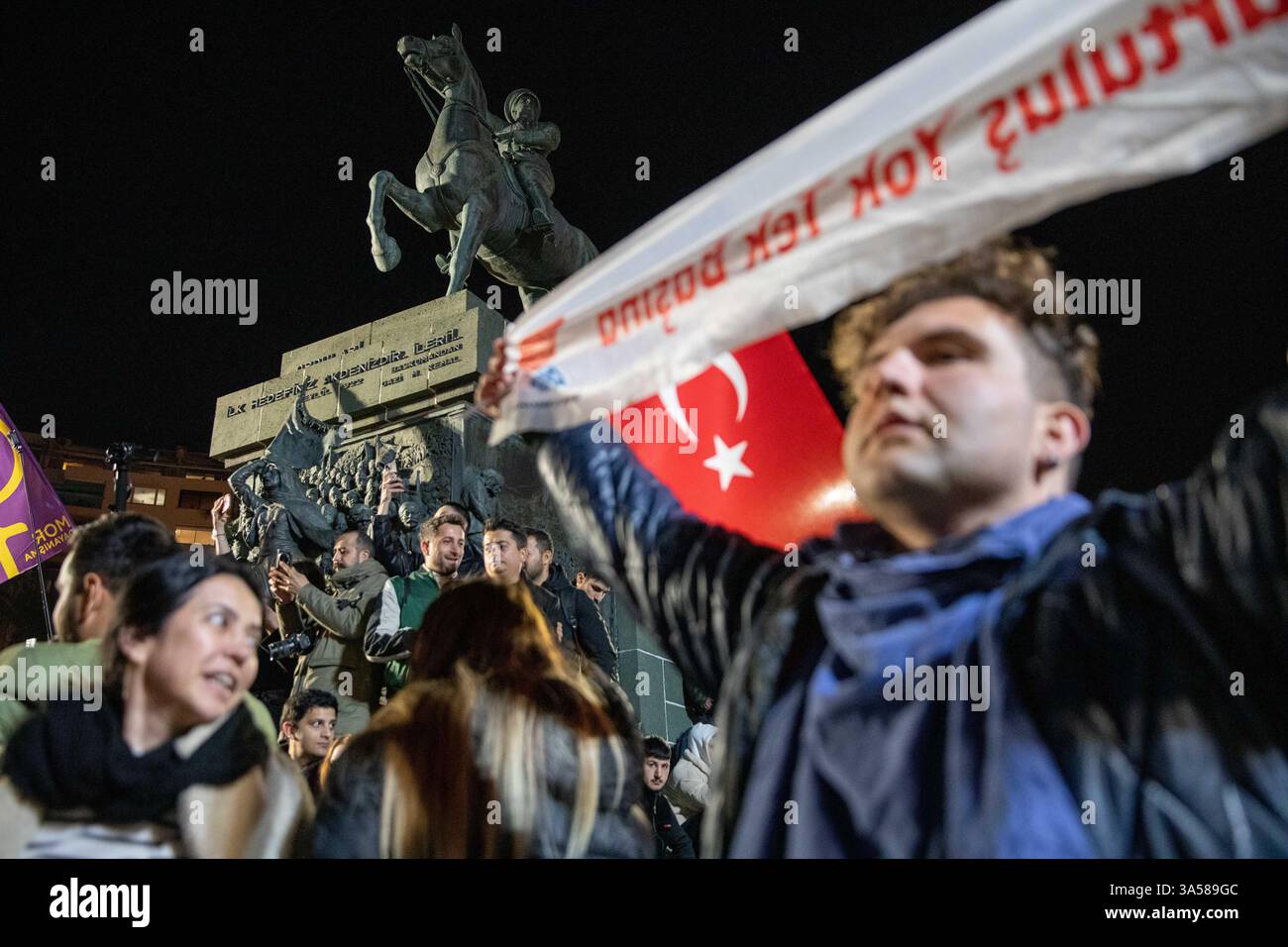 21 mars 2025 : IZMIR, TURQUIE - 21 MARS 2025 : à Izmir, la troisième plus grande ville de Turquie, une foule nombreuse s'est rassemblée sur la place Lozan pour une marche de protestation, répondant à un appel de la direction provinciale du Parti républicain du peuple (CHP). Alors que le maire de la municipalité métropolitaine d'Istanbul, Ekrem Imamoglu, est toujours détenu pour la troisième journée, les manifestations se poursuivent dans tout le pays. (Crédit image : © Tolga Ildun/ZUMA Press Wire) USAGE ÉDITORIAL SEULEMENT ! Non destiné à UN USAGE commercial ! Banque D'Images
