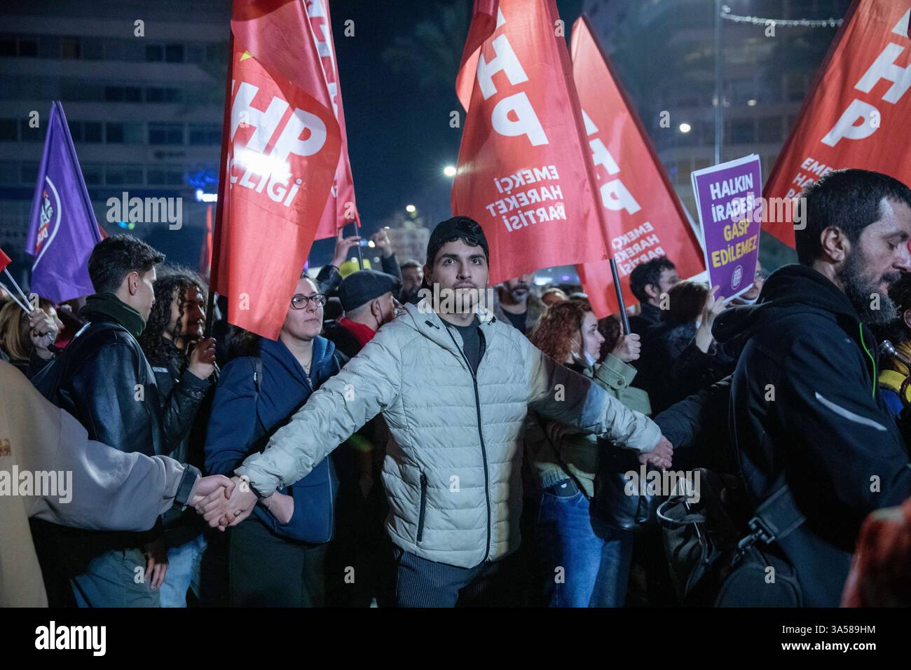 21 mars 2025 : IZMIR, TURQUIE - 21 MARS 2025 : à Izmir, la troisième plus grande ville de Turquie, une foule nombreuse s'est rassemblée sur la place Lozan pour une marche de protestation, répondant à un appel de la direction provinciale du Parti républicain du peuple (CHP). Alors que le maire de la municipalité métropolitaine d'Istanbul, Ekrem Imamoglu, est toujours détenu pour la troisième journée, les manifestations se poursuivent dans tout le pays. (Crédit image : © Tolga Ildun/ZUMA Press Wire) USAGE ÉDITORIAL SEULEMENT ! Non destiné à UN USAGE commercial ! Banque D'Images