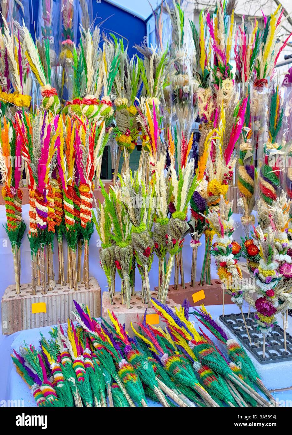 Le symbole de la traditionnelle foire printanière de Kaziukas est le palmier de Vilnian (Vilnius), fabriqué à partir d'herbes séchées, de fleurs et de tiges de plantes. Banque D'Images
