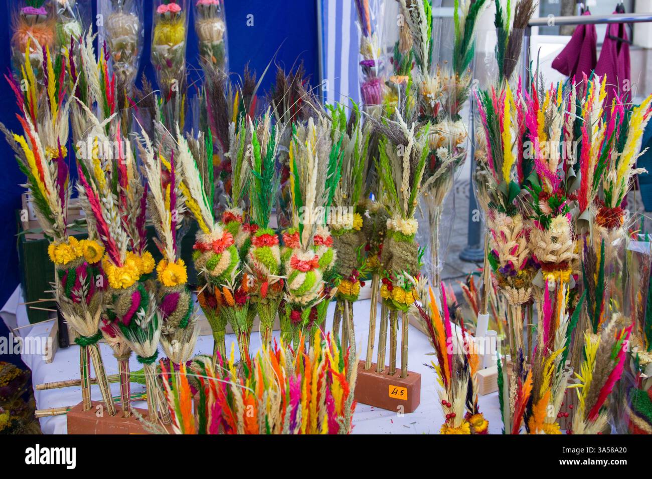 Le symbole de la traditionnelle foire printanière de Kaziukas est le palmier de Vilnian (Vilnius), fabriqué à partir d'herbes séchées, de fleurs et de tiges de plantes. Banque D'Images