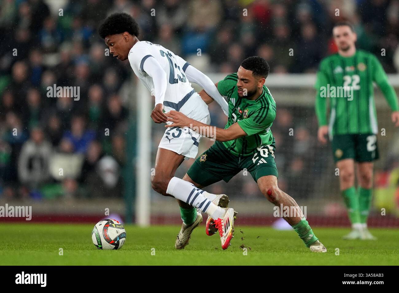 La Suisse Alvyn Sanches (à gauche) et l'Irlande du Nord Brodie Spencer (à droite) s'affrontent pour le ballon lors du match amical international au stade national de football de Windsor Park, à Belfast. Date de la photo : vendredi 21 mars 2025. Banque D'Images