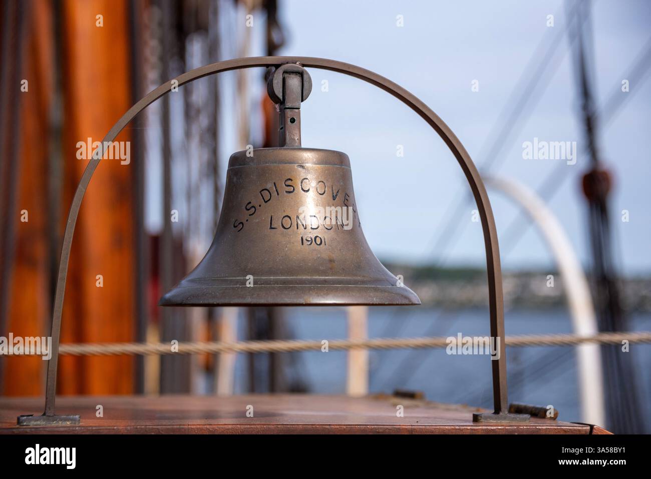 La cloche du navire sur RRS Discovery, Dundee, Écosse Banque D'Images