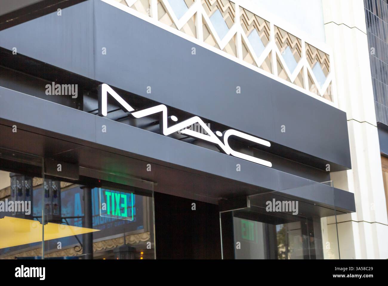 Los Angeles, Californie, États-Unis - 06-25-2019, une vue d'une enseigne de façade de magasin pour le magasin de détail de cosmétiques MAC. Banque D'Images