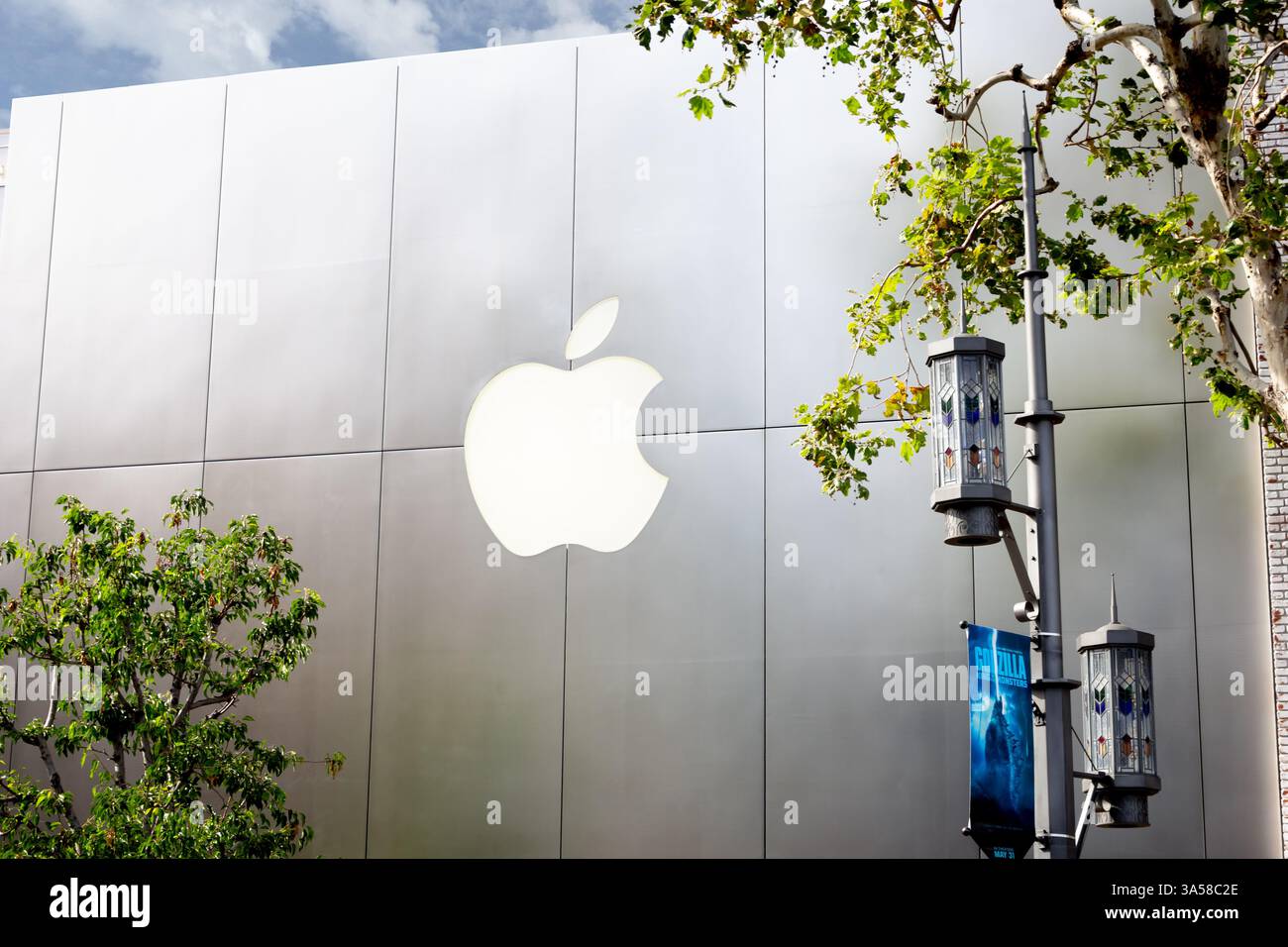 Los Angeles, Californie, États-Unis - 06-11-2019 : une vue du logo Apple devant l'entrée de l'Apple Store dans un centre commercial. Banque D'Images