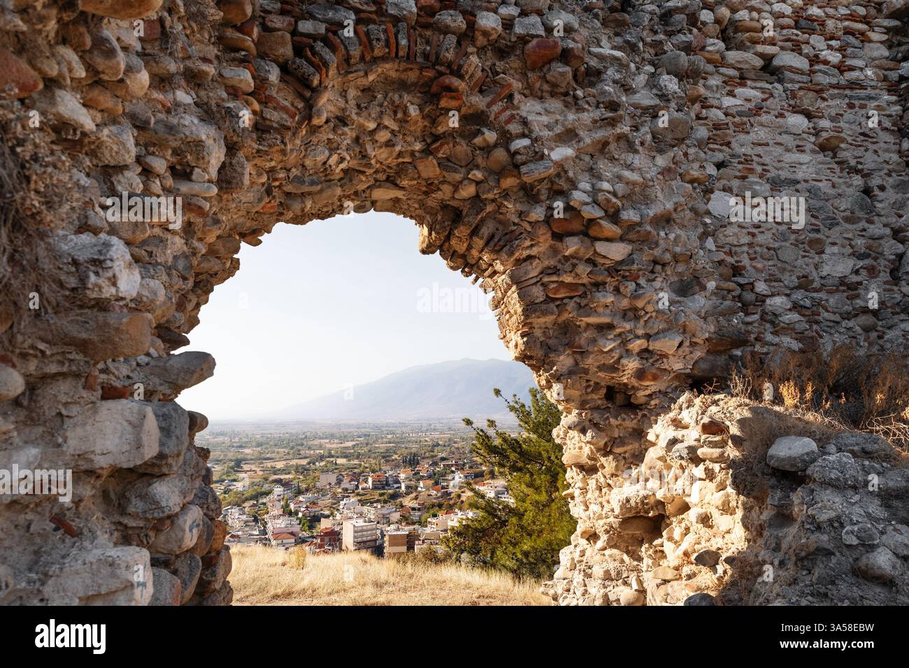 Ruines byzantines en pierre du château Issari de Sidirokastro près de Serres, Macédoine Grèce, vue panoramique sur la ville, destination touristique. Banque D'Images