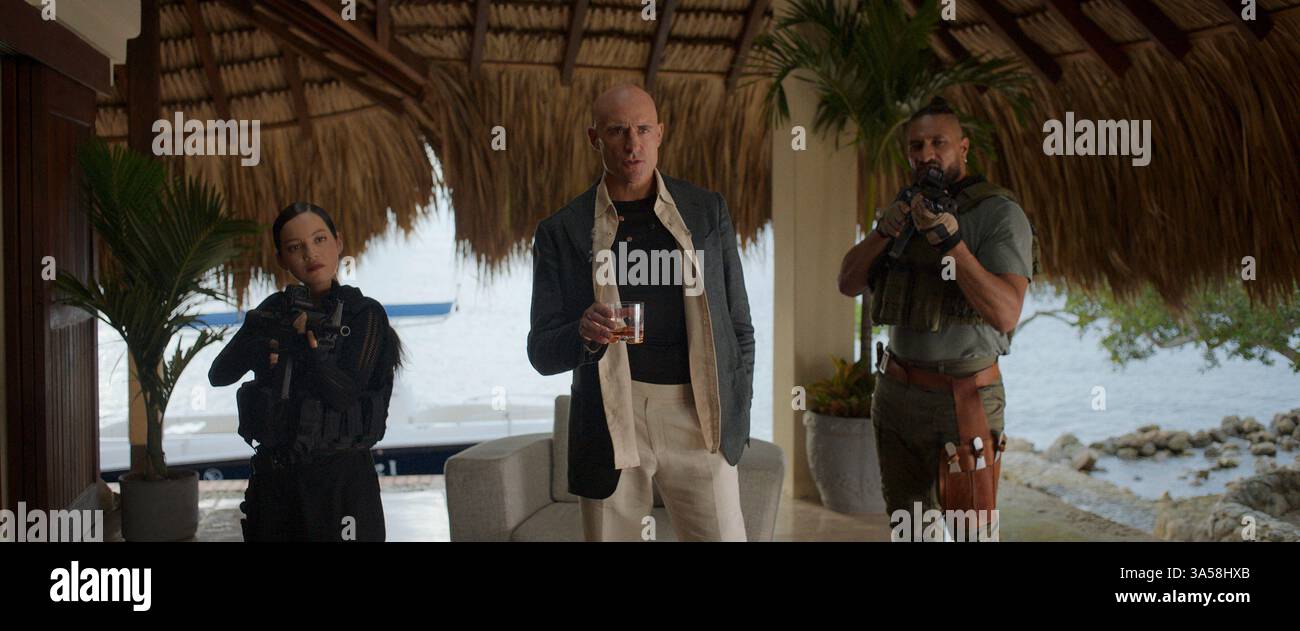 DATE DE SORTIE : 1er mai 2025. TITRE : Force de l'ombre. STUDIO : Lionsgate. RÉALISATEUR : Joe Carnahan. INTRIGUE : un couple séparé avec une prime sur la tête doit partir en fuite avec leur fils pour éviter leur ancien employeur, une unité d'OPS fantômes qui a été envoyée pour les tuer. EN VEDETTE : NATALIA REYES dans le rôle de Moriti, MARK STRONG dans celui de Cinder, SALA BAKER dans celui de Scath. (Crédit image : © Lionsgate/Entertainment Pictures/ZUMAPRESS.com) USAGE ÉDITORIAL UNIQUEMENT ! Non destiné à UN USAGE commercial ! Banque D'Images