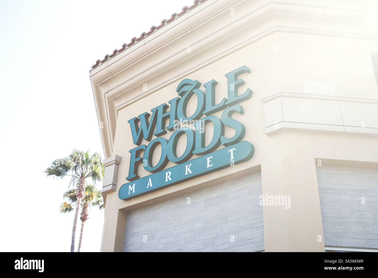 Los Angeles, Californie, États-Unis - 07-15-19 : un panneau frontal de magasin pour l'épicerie connue sous le nom de Whole Foods Market. Banque D'Images