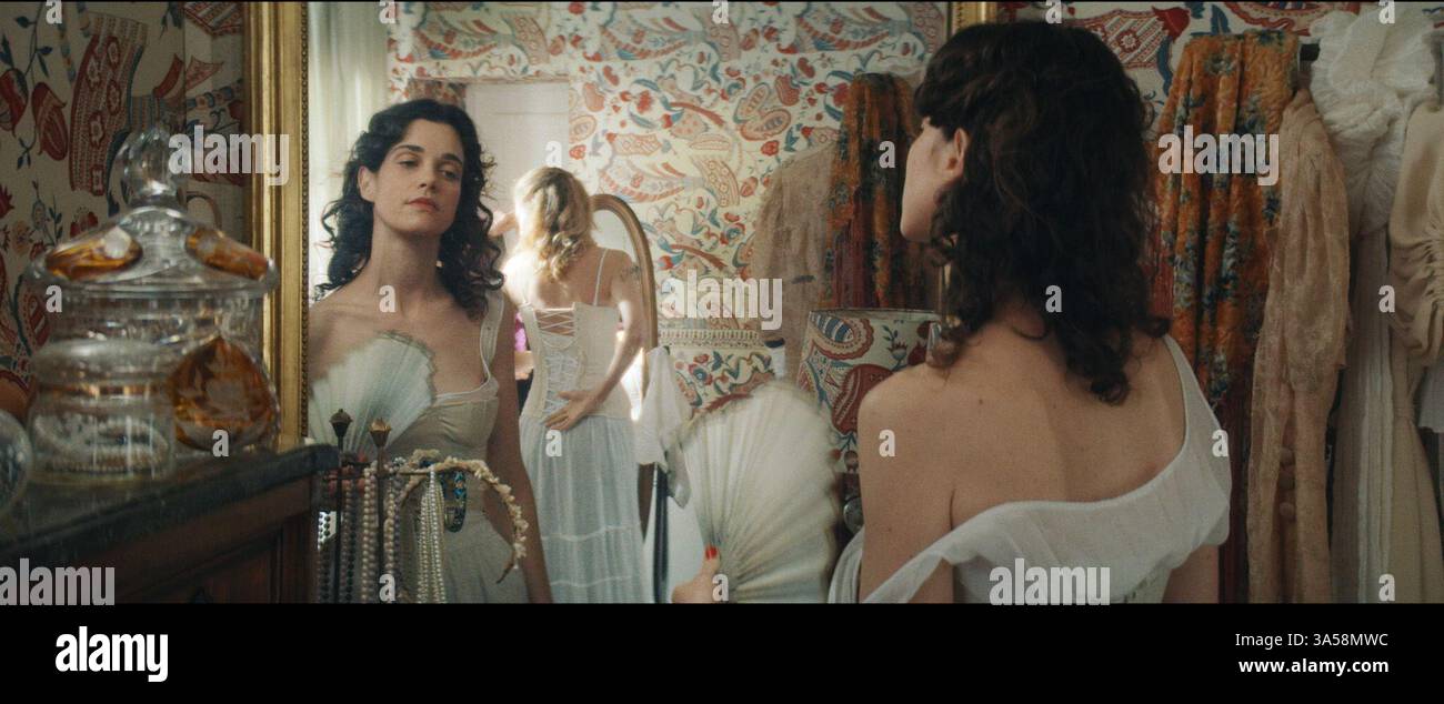 DATE DE SORTIE : 16 mai 2025. TITRE : Jane Austen a détruit ma vie. STUDIO : Sony Pictures Classics. RÉALISATEUR : Laura Piani. INTRIGUE : une libraire désespérément célibataire, perdue dans un monde fantastique, se retrouve obligée de réaliser ses rêves de devenir écrivain afin de cesser de gâcher sa vie amoureuse. EN VEDETTE : CAMILLE RUTHERFORD dans le rôle d'Agathe Rutherford. (Crédit image : © Sony Pictures Classics/Entertainment Pictures/ZUMAPRESS.com) USAGE ÉDITORIAL EXCLUSIF ! Non destiné à UN USAGE commercial ! Banque D'Images