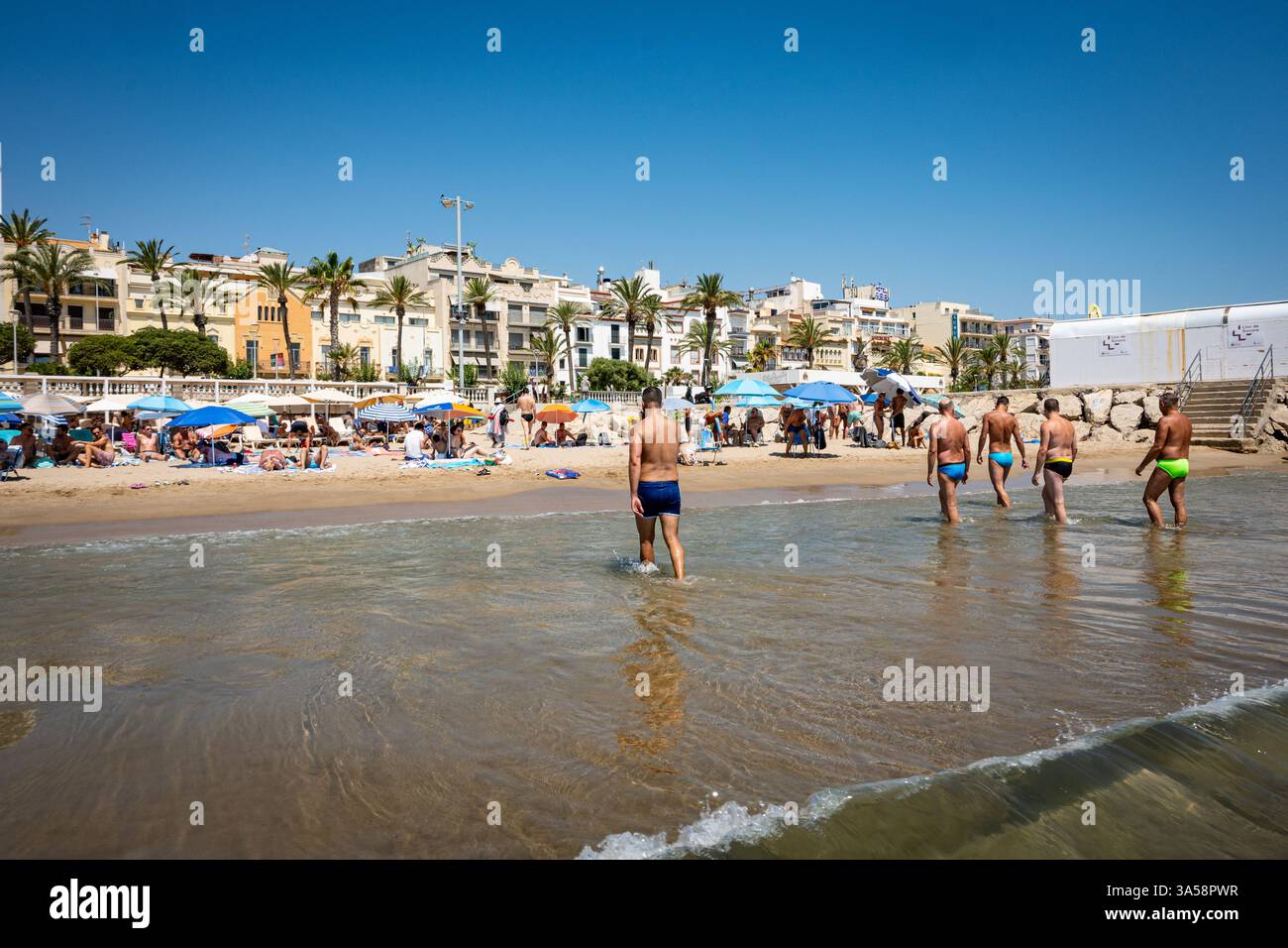 Playa de la Bassa Rodona, une plage gay populaire située près du restaurant pic-Nic dans la ville balnéaire réputée pour sa communauté LGBTQ+ dynamique. Banque D'Images