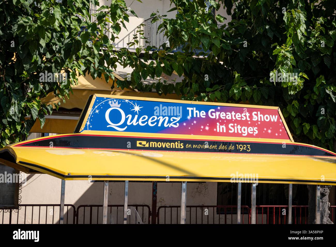 Un tramway faisant la publicité de Queens, un spectacle populaire de drag cabaret. La ville balnéaire est connue pour sa scène LGBTQ+ animée et pour être une destination accueillante Banque D'Images