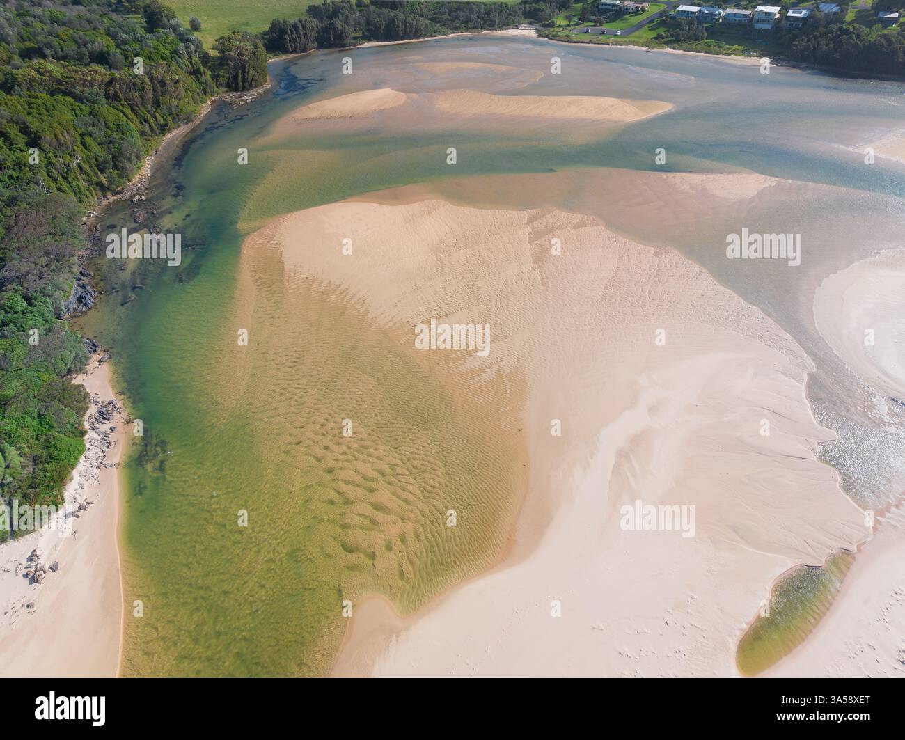 Vue aérienne de motifs autour de grandes marées de sable à Wallaga en Nouvelle-Galles du Sud, Australie. Banque D'Images