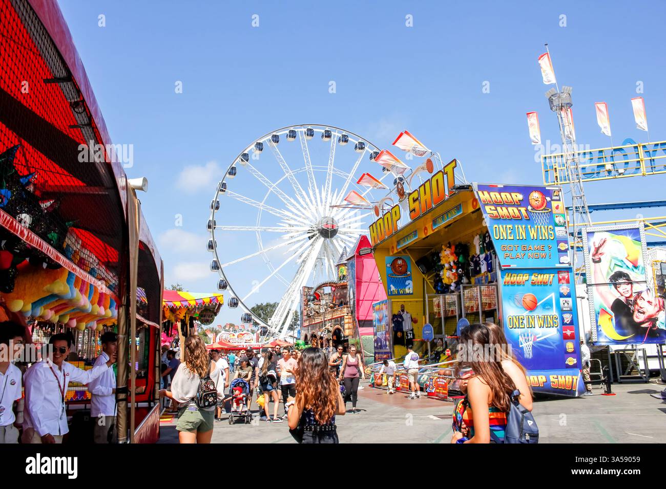 Costa Mesa, Californie, États-Unis - 07-17-2019 : une vue des gens qui aiment les jeux de carnaval et les attractions, vu à la foire du comté d'Orange. Banque D'Images