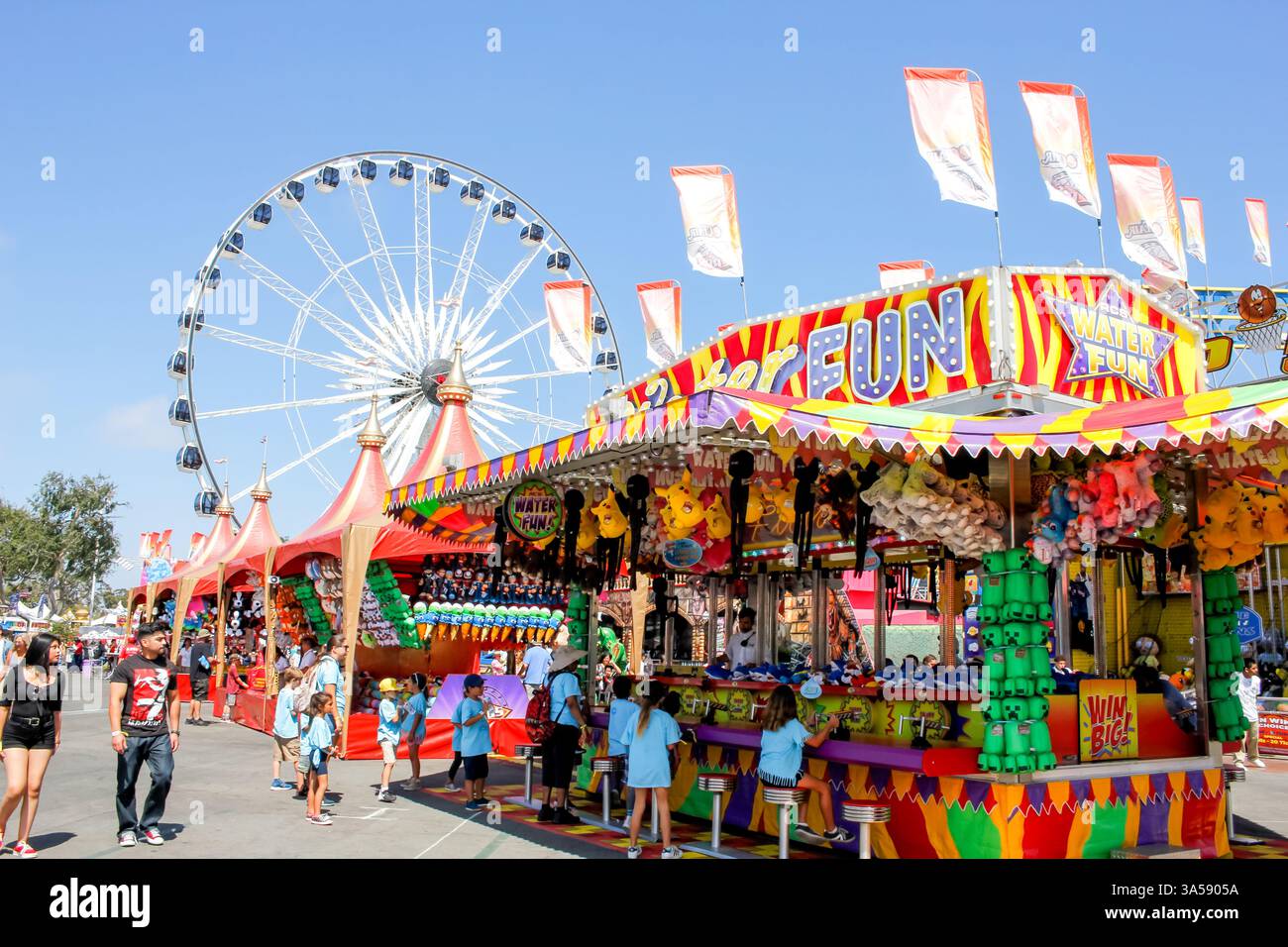 Costa Mesa, Californie, États-Unis - 07-17-2019 : une vue des gens qui aiment les jeux de carnaval et les attractions, vu à la foire du comté d'Orange. Banque D'Images