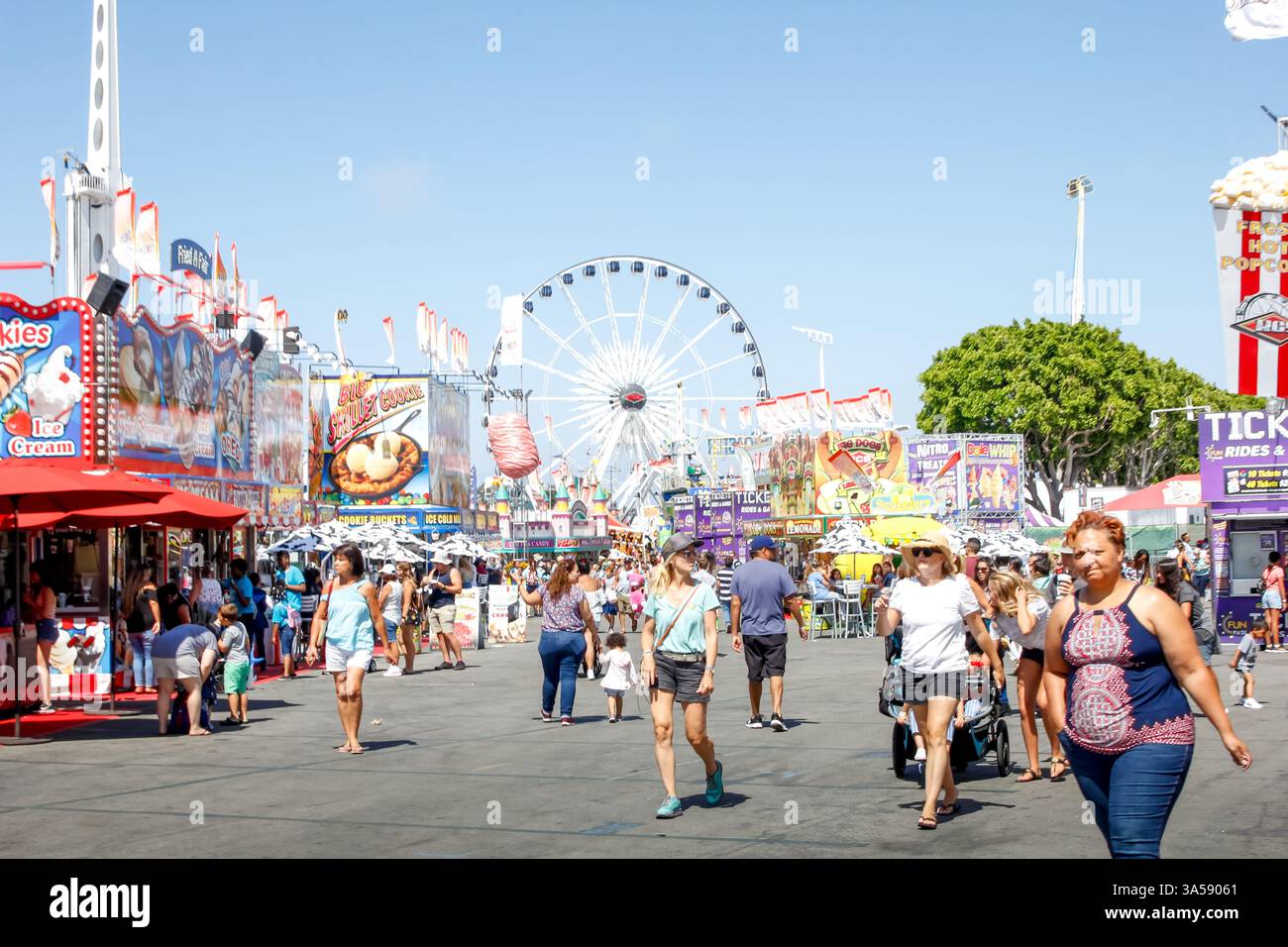 Costa Mesa, Californie, États-Unis - 07-17-2019 : vue d'une foule à la foire du comté d'Orange. Banque D'Images
