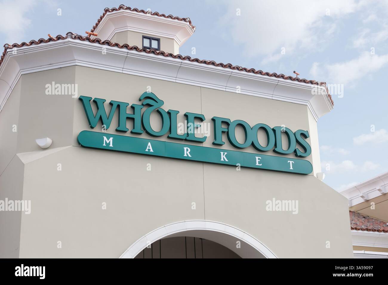 Los Angeles, Californie, États-Unis - 07-19-2019 : un panneau frontal de magasin pour l'épicerie connue sous le nom de Whole Foods Market. Banque D'Images