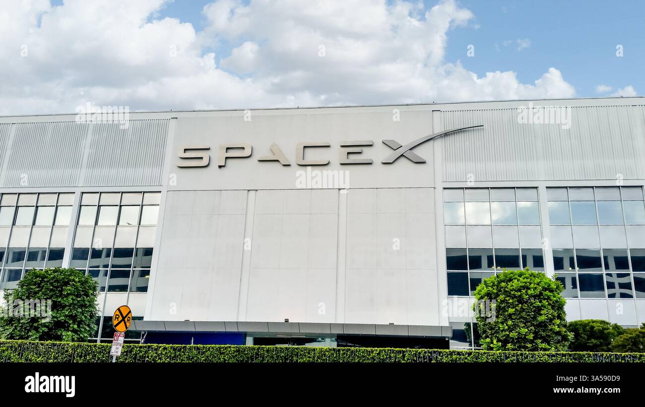 Hawthorne, Californie, États-Unis - 07-19-2019 : une vue d'un panneau avant de bâtiment pour la société Space X. Banque D'Images Hawthorne, Californie, États-Unis - 07-19-2019 : une vue d'un panneau avant de bâtiment pour la société Space X. Banque D'Images